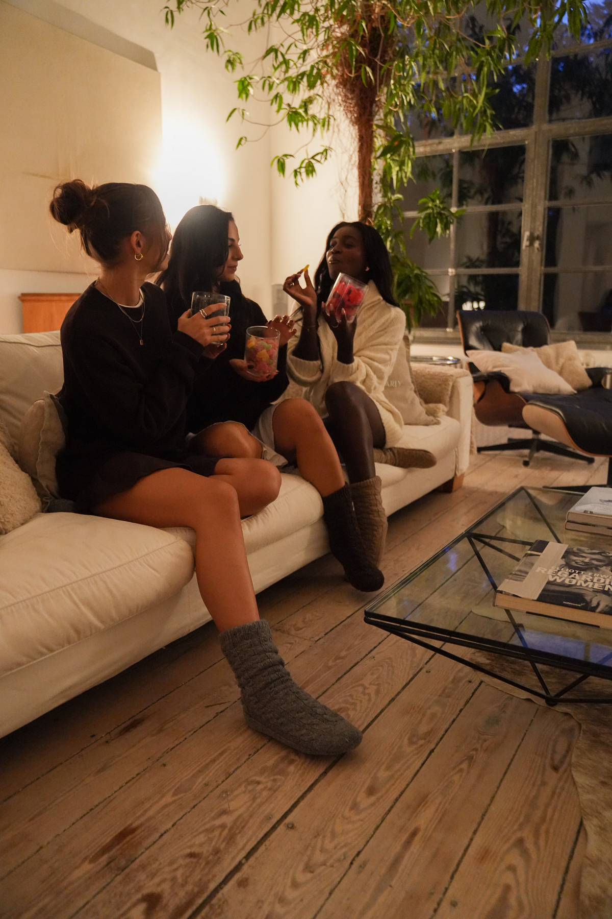 Tragebild mit Model auf neutralem Hintergrund des Produktes Cozy Home Socks in der Farbe Grey