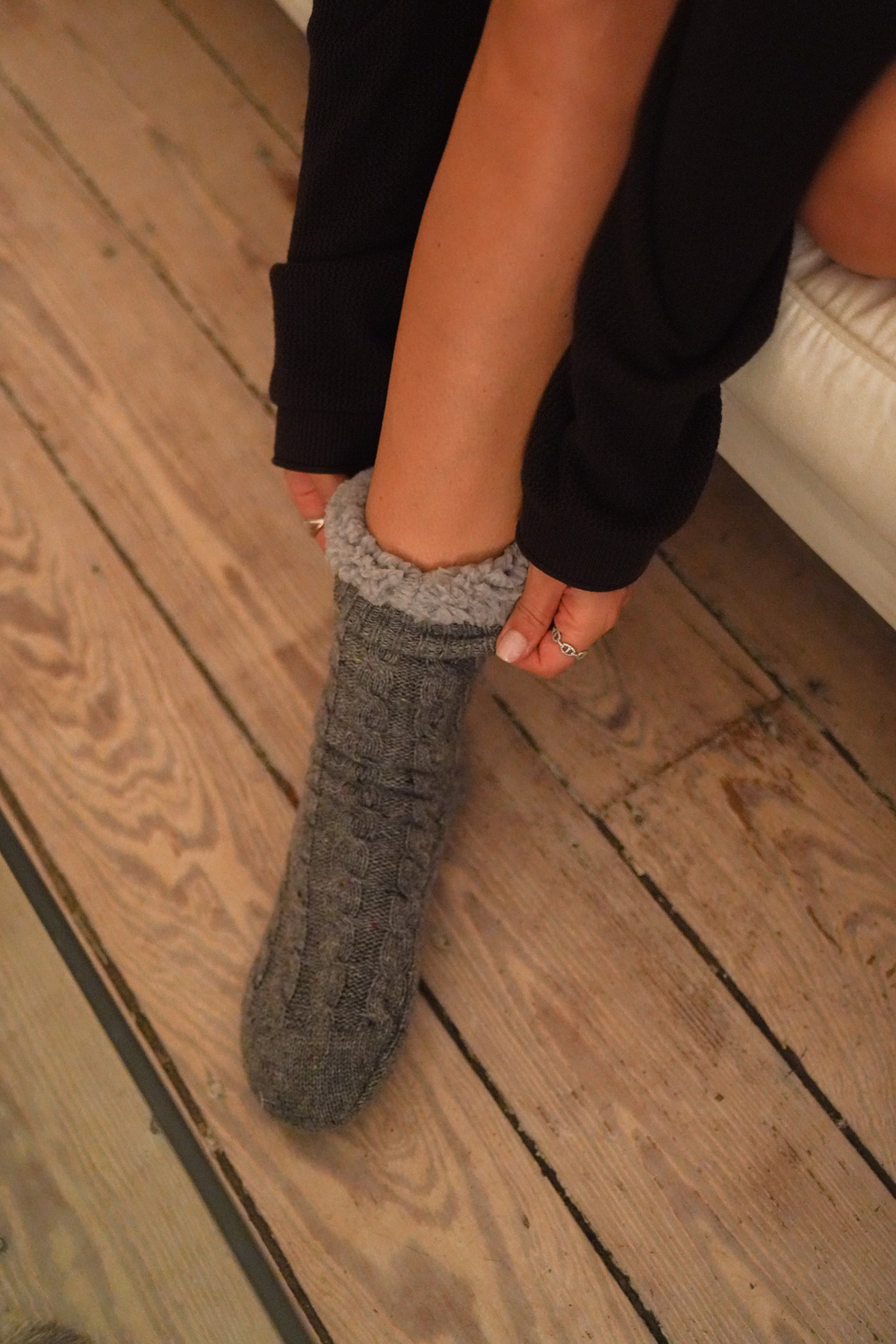 Tragebild mit Model auf neutralem Hintergrund des Produktes Cozy Home Socks in der Farbe Grey