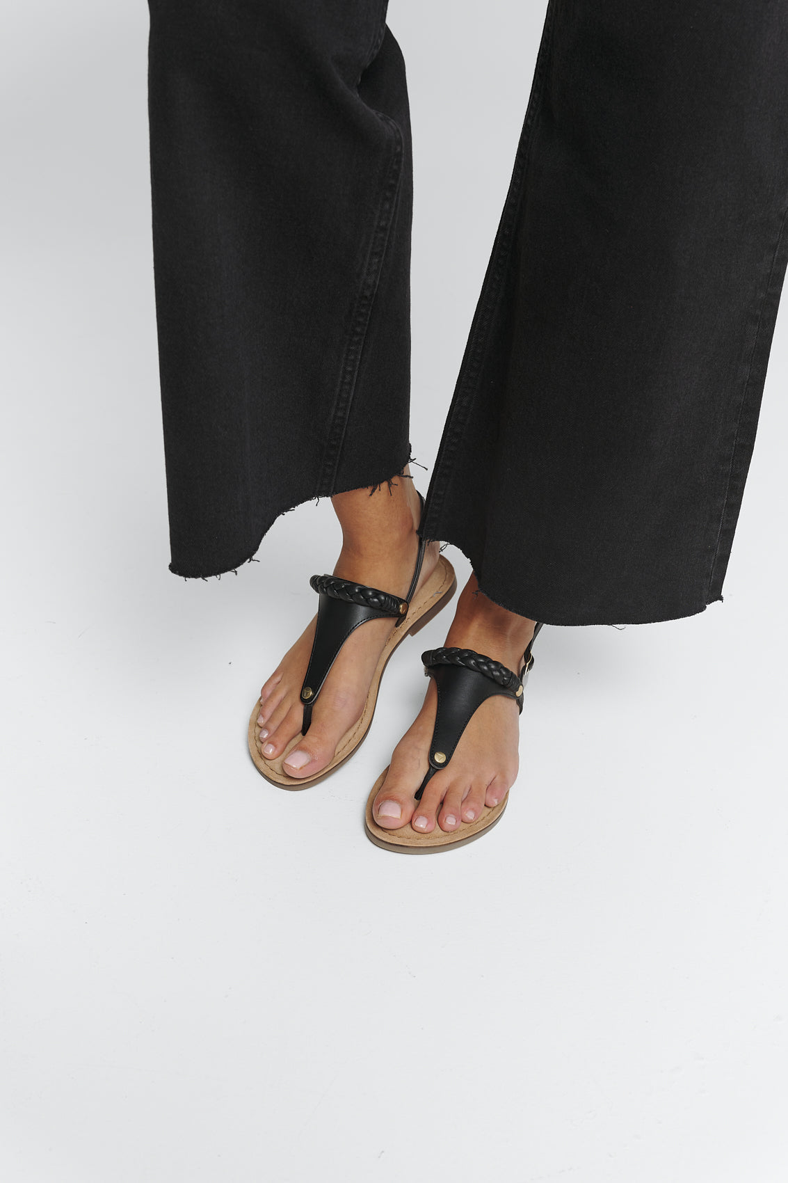 Tragebild mit Model auf neutralem Hintergrund des Produktes Braided in der Farbe Comfort Black