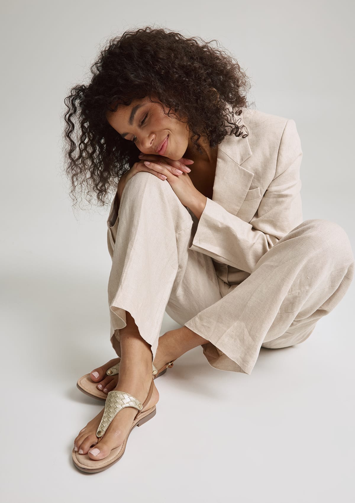 Tragebild mit Model auf neutralem Hintergrund des Produktes Urban Twist in der Farbe Comfort Cognac