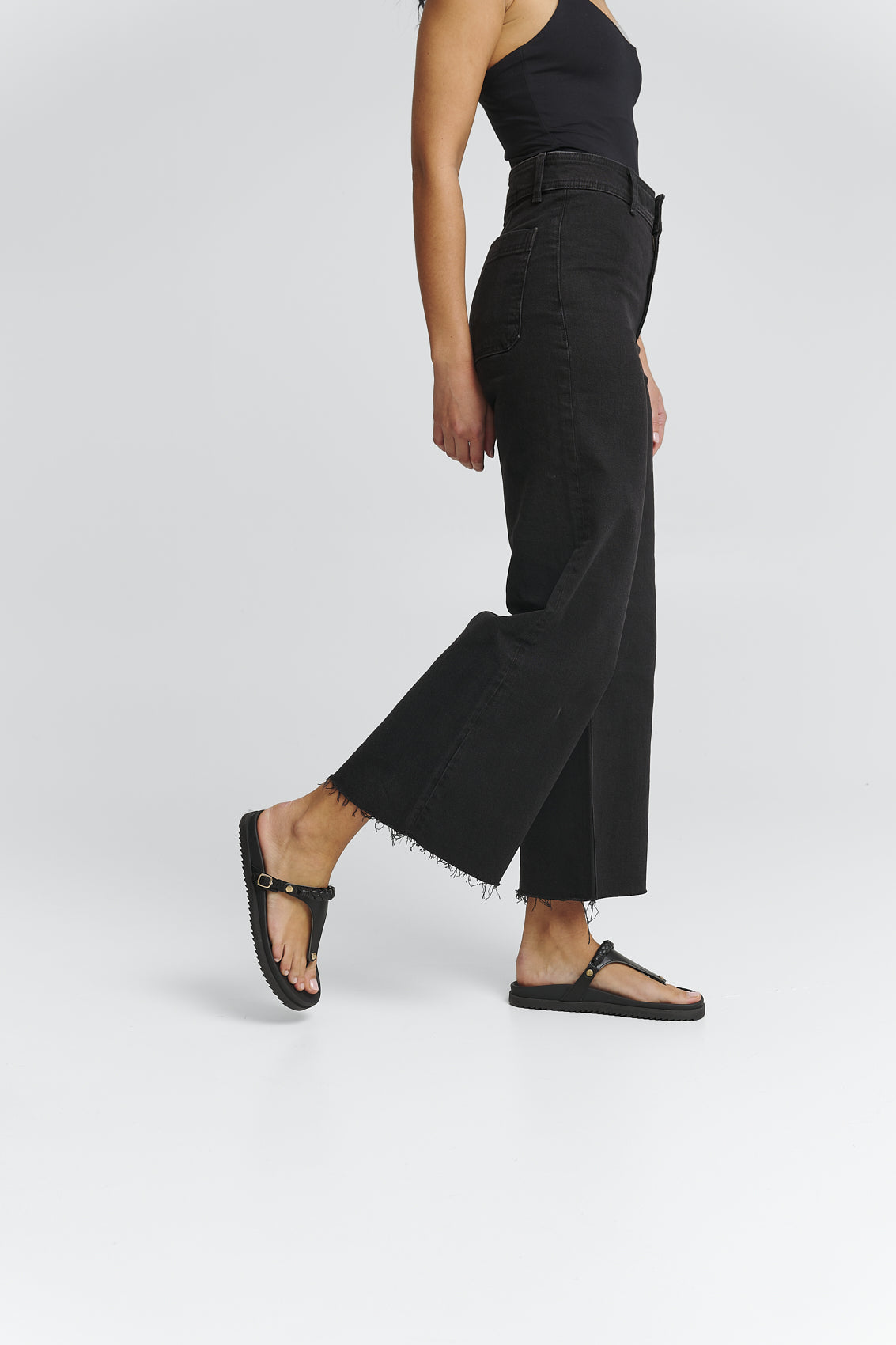 Tragebild mit Model auf neutralem Hintergrund des Produktes Braided in der Farbe Casual Clean Black