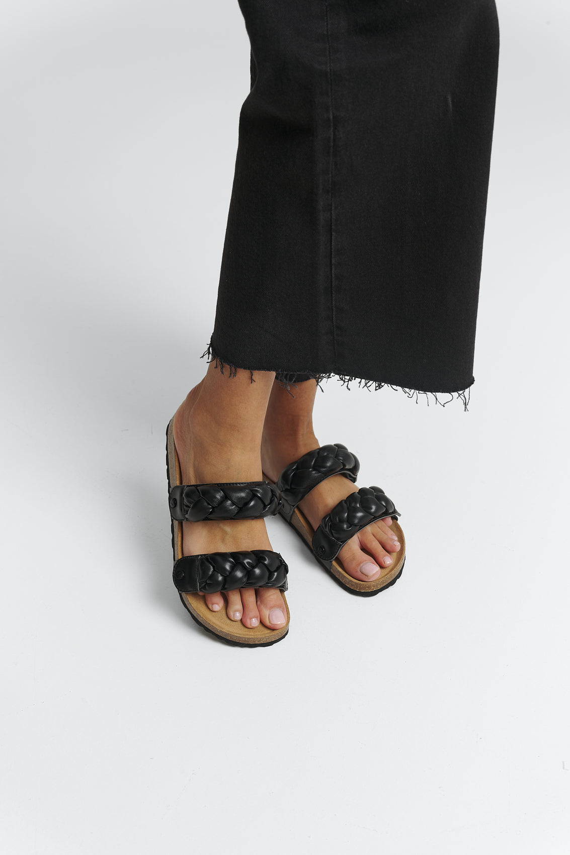 Tragebild mit Model auf neutralem Hintergrund des Produktes Braided in der Farbe Casual Cork Black