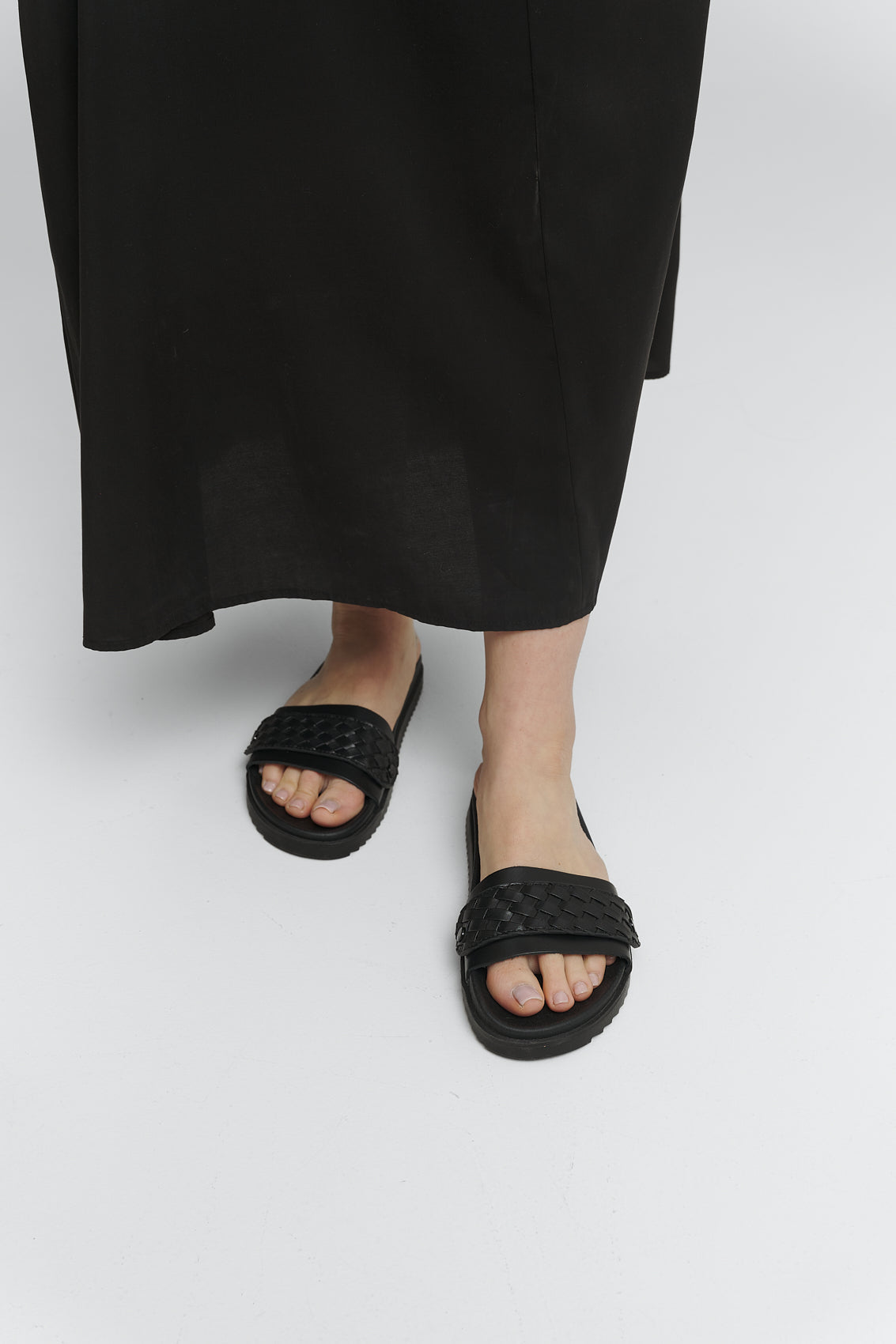 Tragebild mit Model auf neutralem Hintergrund des Produktes Urban Twist in der Farbe Casual Clean Black