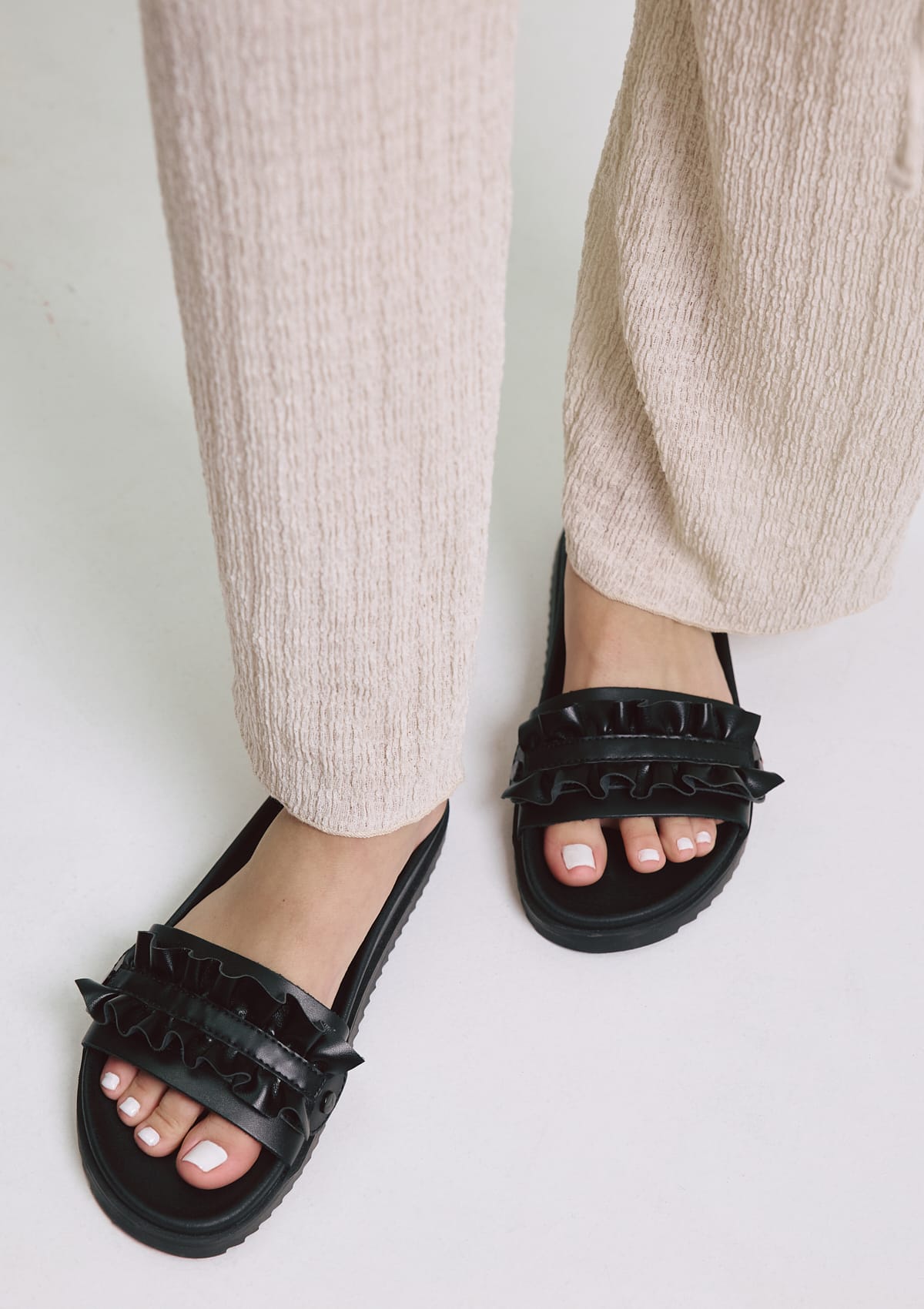 Tragebild mit Model auf neutralem Hintergrund des Produktes Wavy Wonder in der Farbe Casual Clean Black