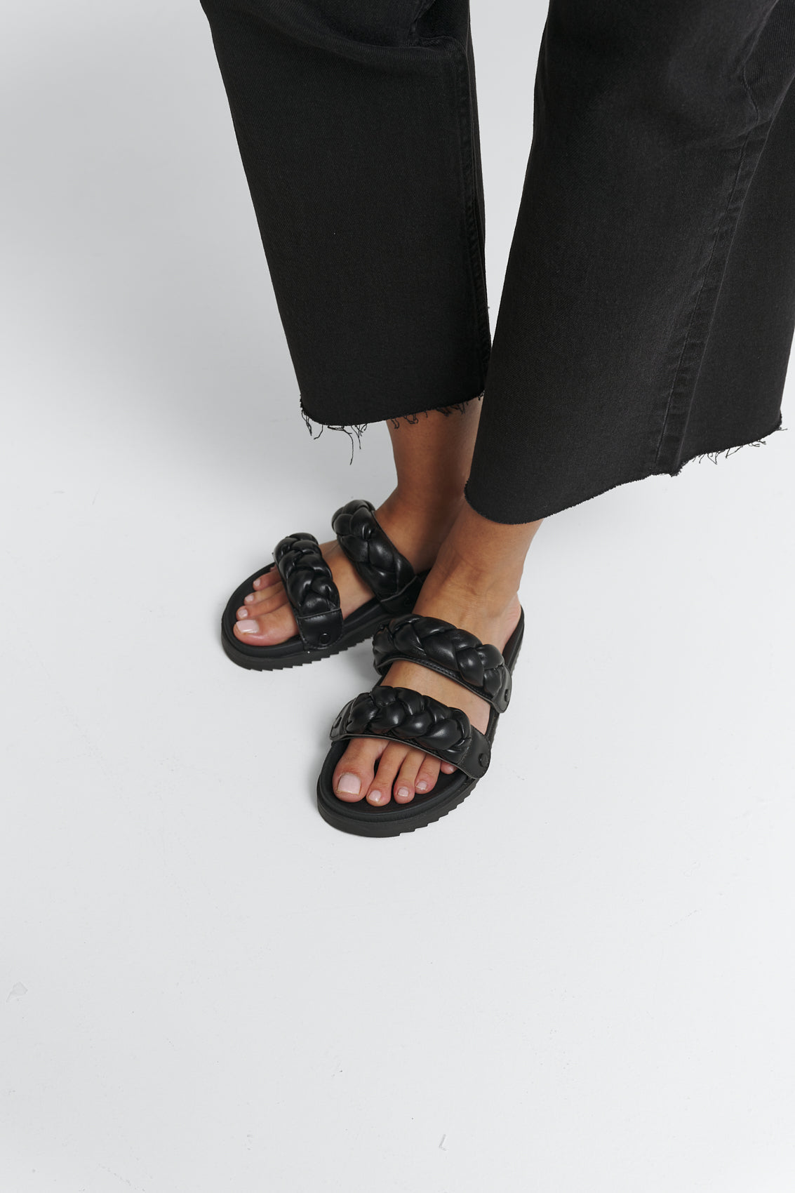 Tragebild mit Model auf neutralem Hintergrund des Produktes Braided in der Farbe Casual Clean Black