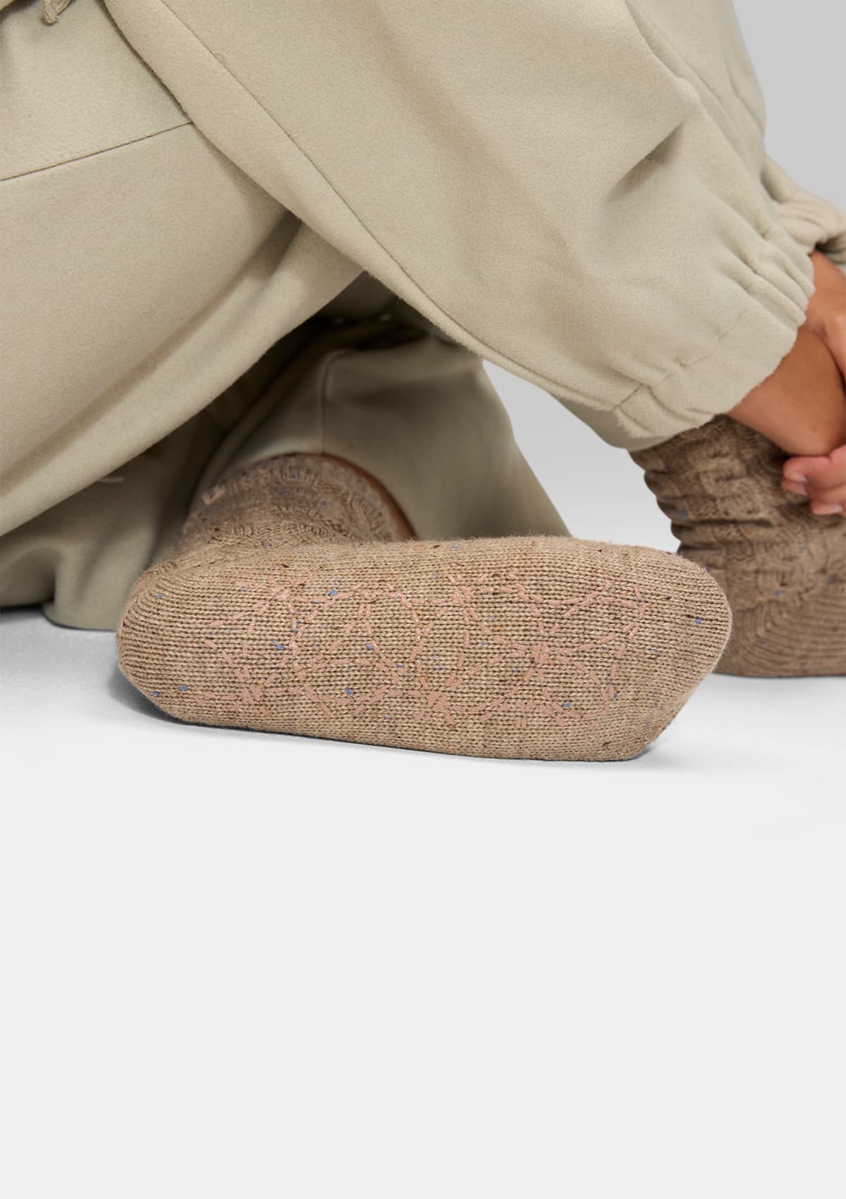 Tragebild mit Model auf neutralem Hintergrund des Produktes Cozy Home Socks in der Farbe Mocha