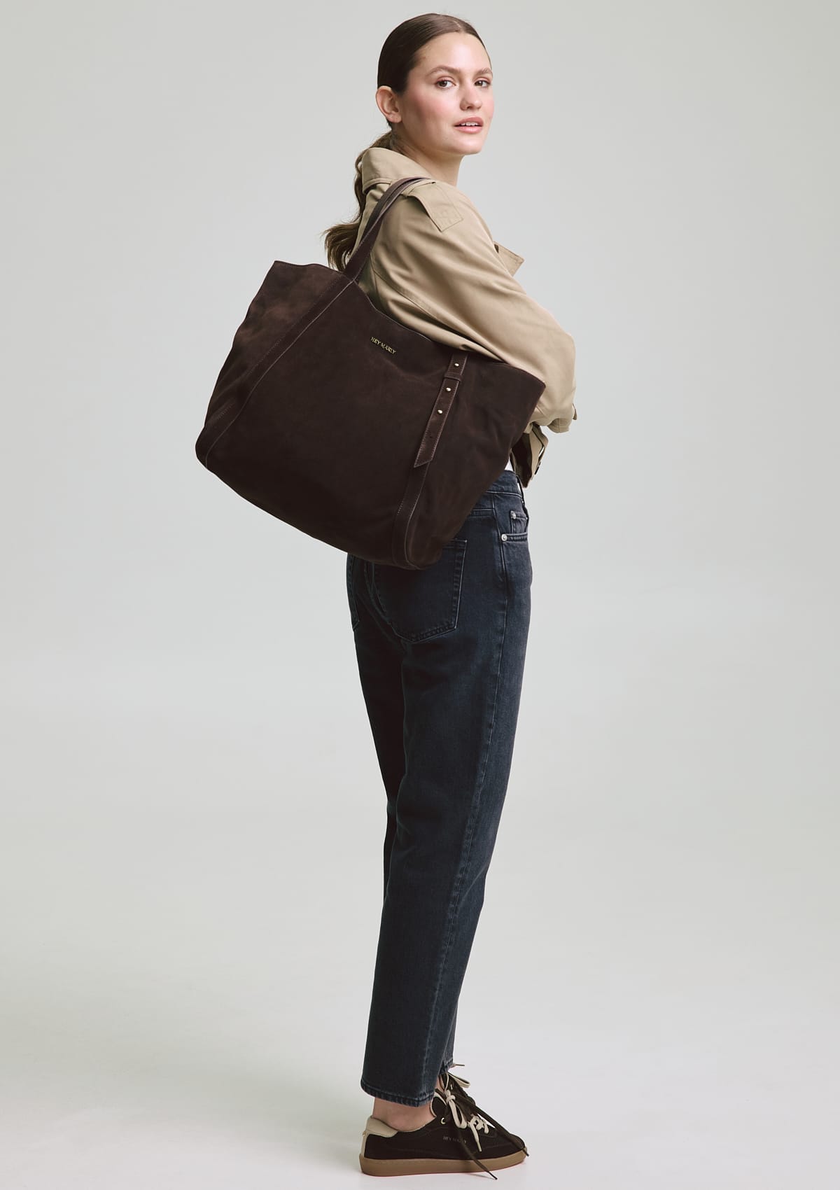Tragebild mit Model auf neutralem Hintergrund des Produktes Casual Step in der Farbe Coffee-Mocha