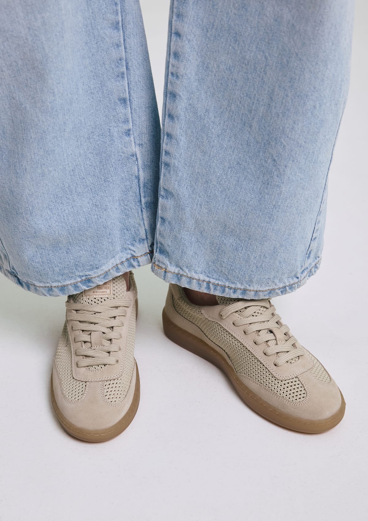 Tragebild mit Model auf neutralem Hintergrund des Produktes Casual Step in der Farbe Crema-Sand