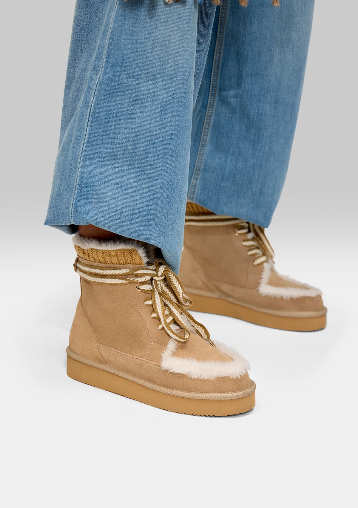 Tragebild mit Model auf neutralem Hintergrund des Produktes Comfy Lace-Up Boot Suede in der Farbe Sand
