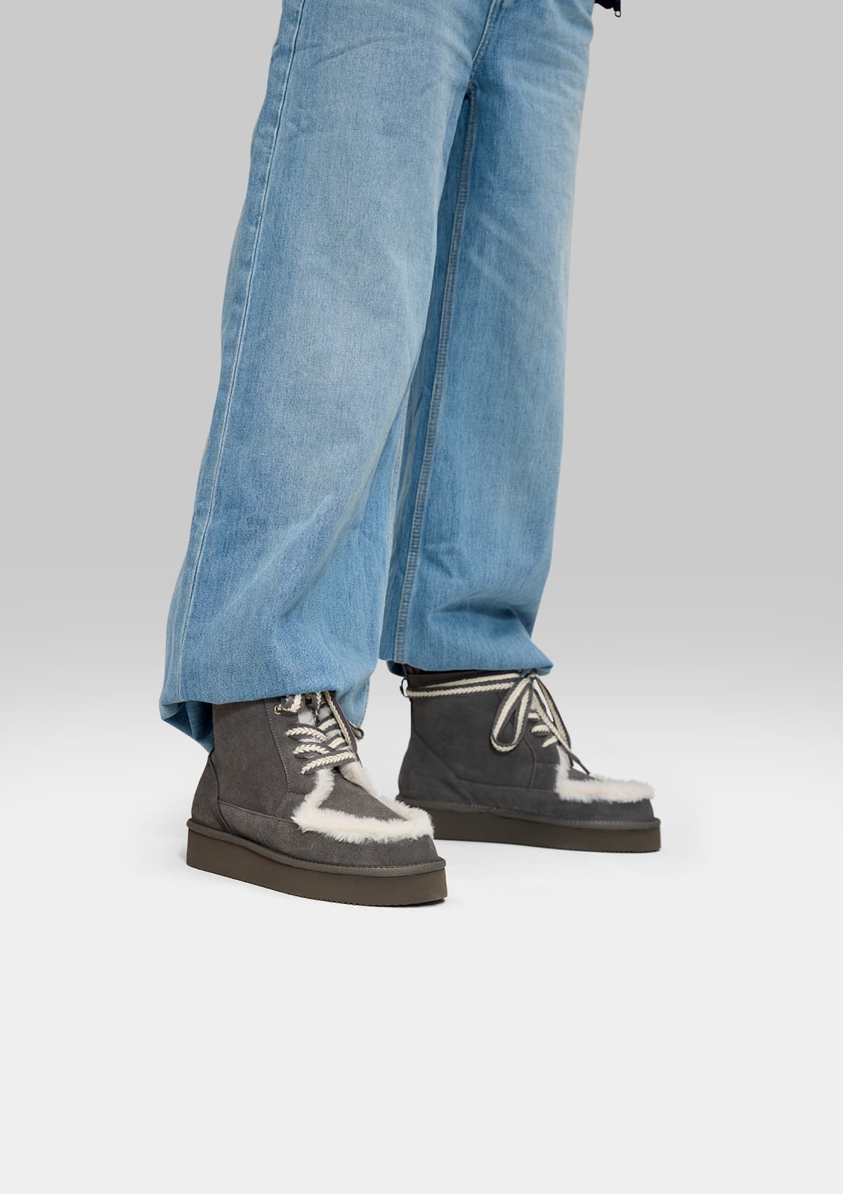 Tragebild mit Model auf neutralem Hintergrund des Produktes Comfy Lace-Up Boot Suede in der Farbe Grey