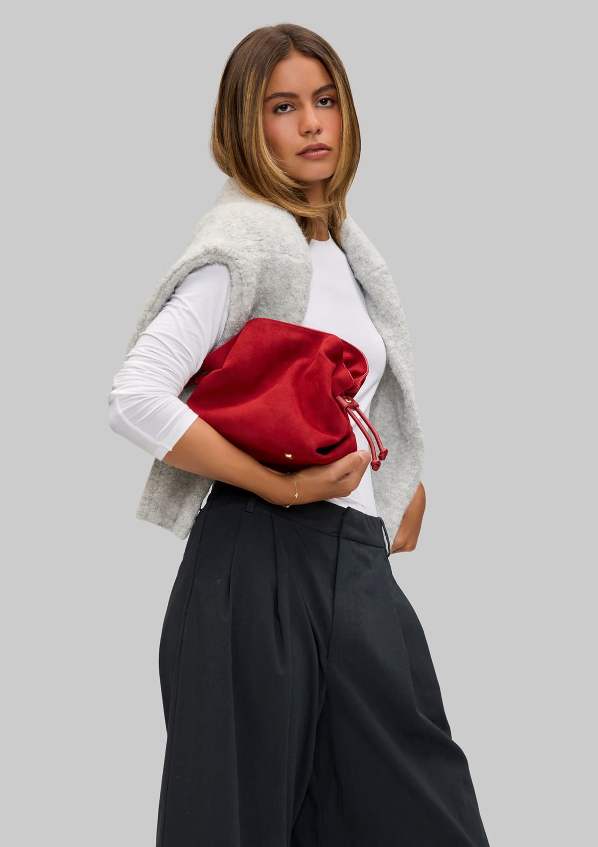 Tragebild mit Model auf neutralem Hintergrund des Produktes Cool Companion Suede S in der Farbe Red in der Größe S