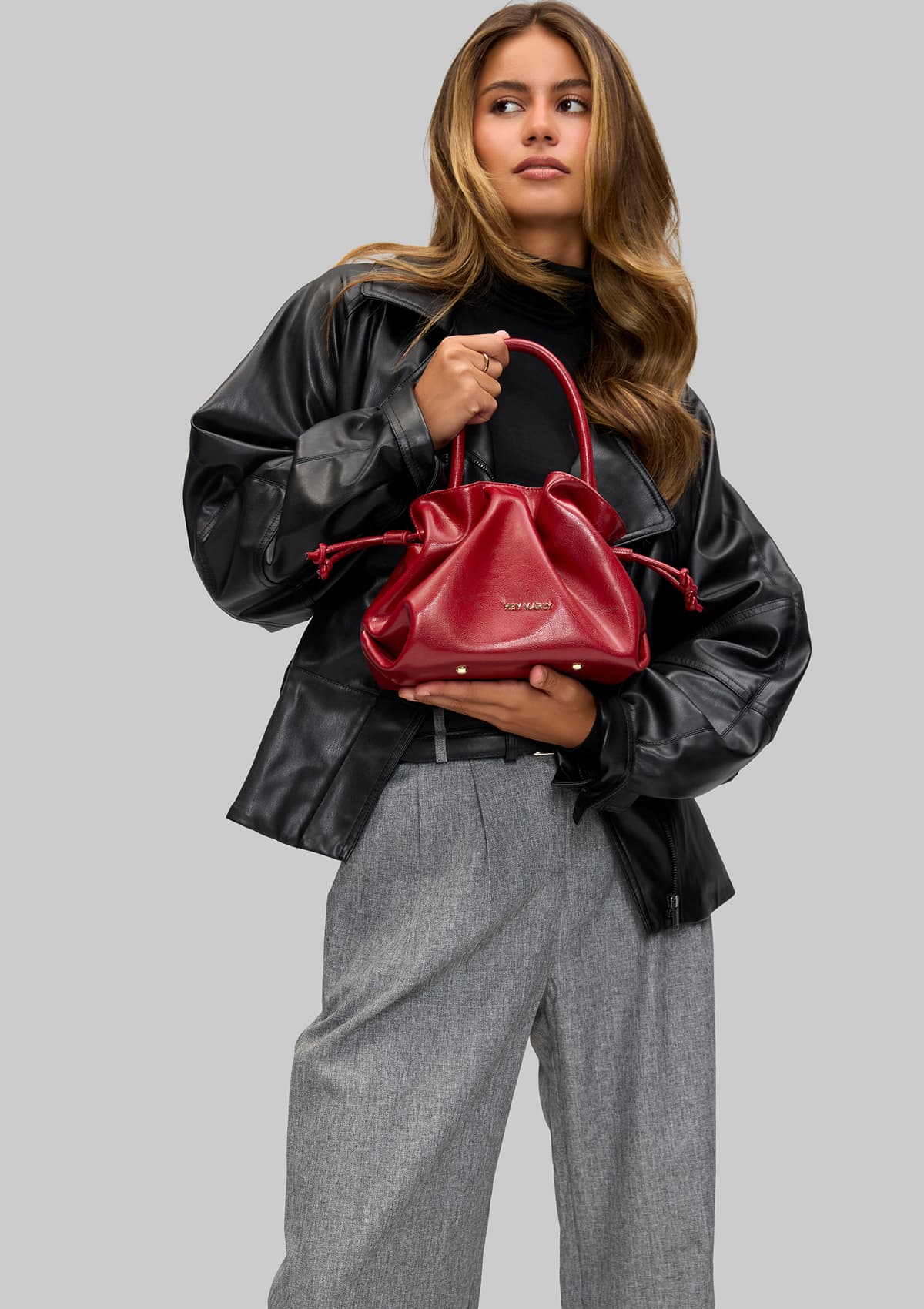 Tragebild mit Model auf neutralem Hintergrund des Produktes Cool Companion Glossy S in der Farbe Red in der Größe S