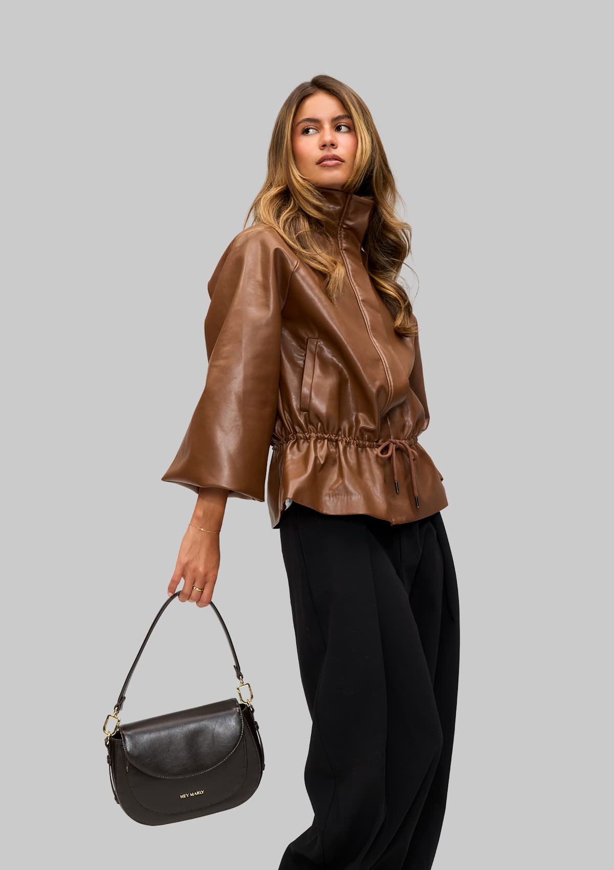 Tragebild mit Model auf neutralem Hintergrund des Produktes Big Sister Glossy in der Farbe Coffee