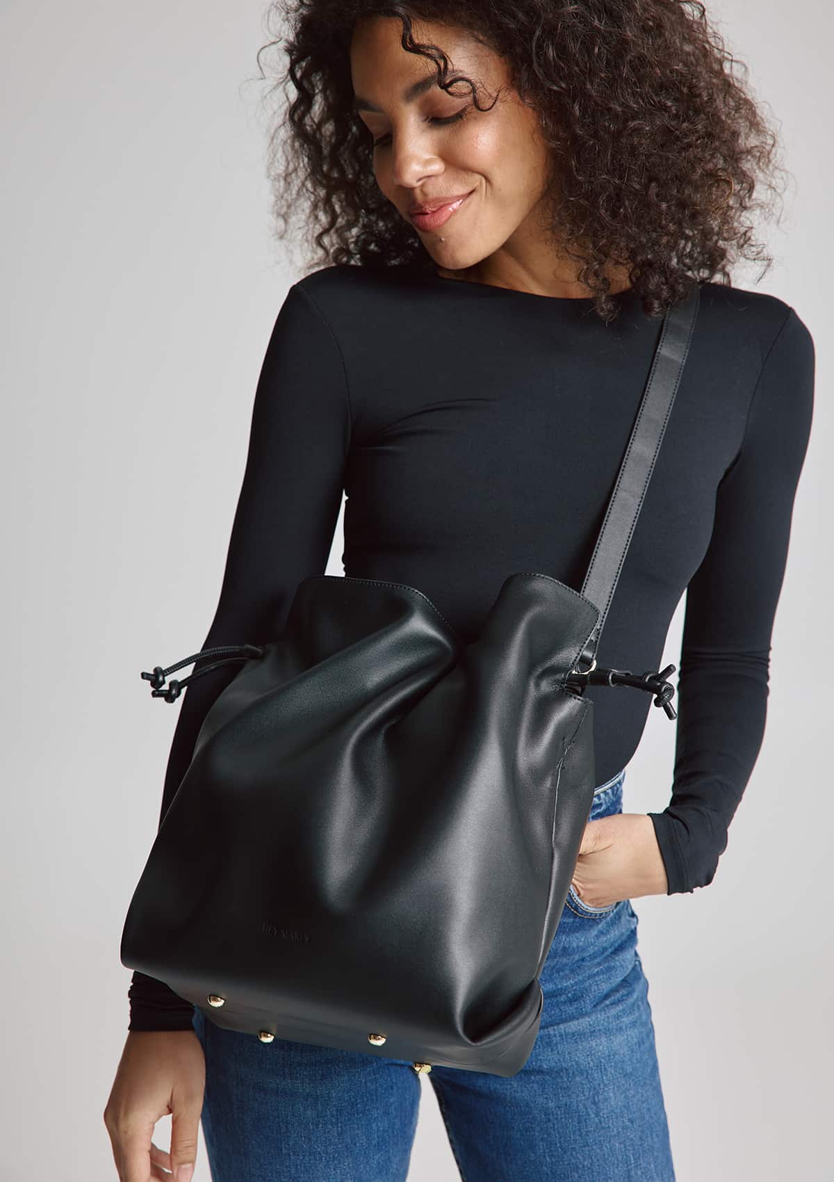 Tragebild mit Model auf neutralem Hintergrund des Produktes Cool Companion M in der Farbe Black in der Größe M