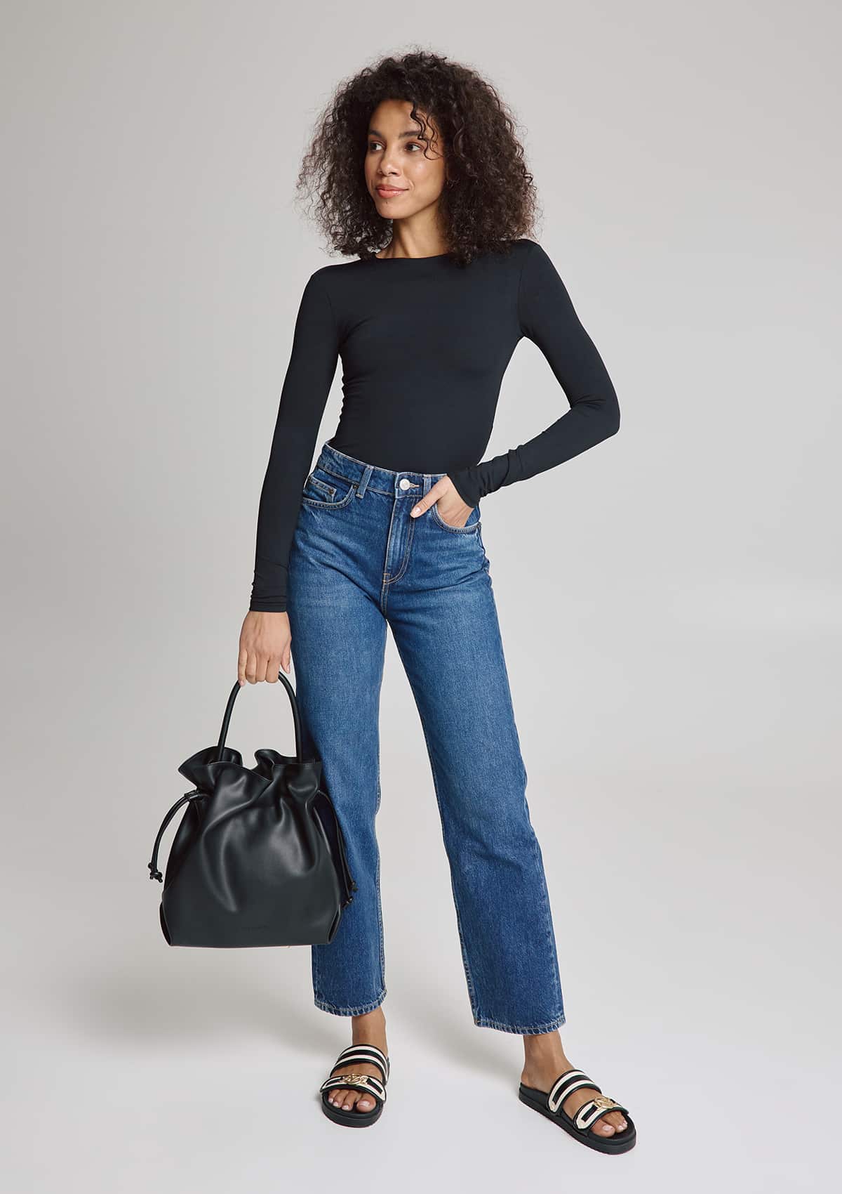 Tragebild mit Model auf neutralem Hintergrund des Produktes Cool Companion M in der Farbe Black in der Größe M