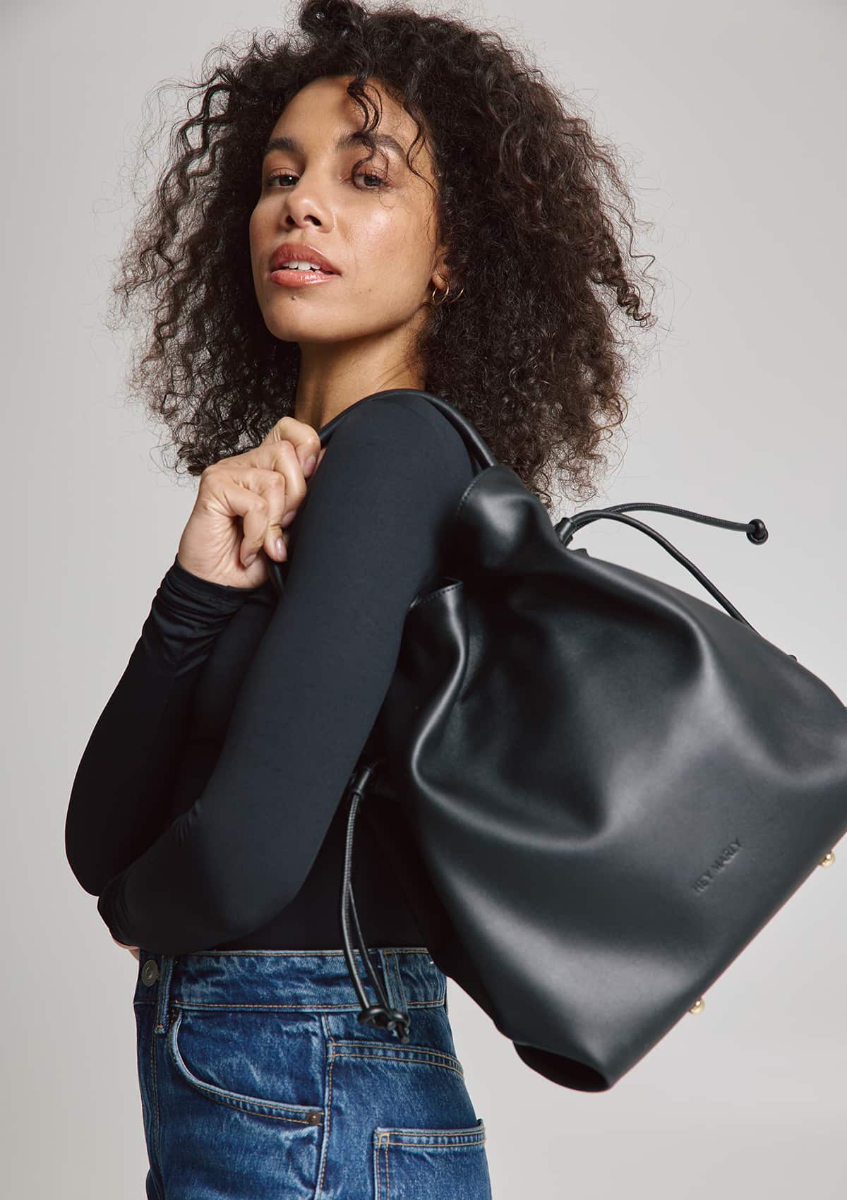 Tragebild mit Model auf neutralem Hintergrund des Produktes Cool Companion M in der Farbe Black in der Größe M