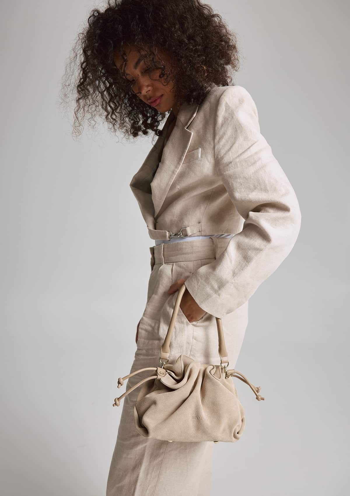 Tragebild mit Model auf neutralem Hintergrund des Produktes Cool Companion Suede S in der Farbe Sand in der Größe S