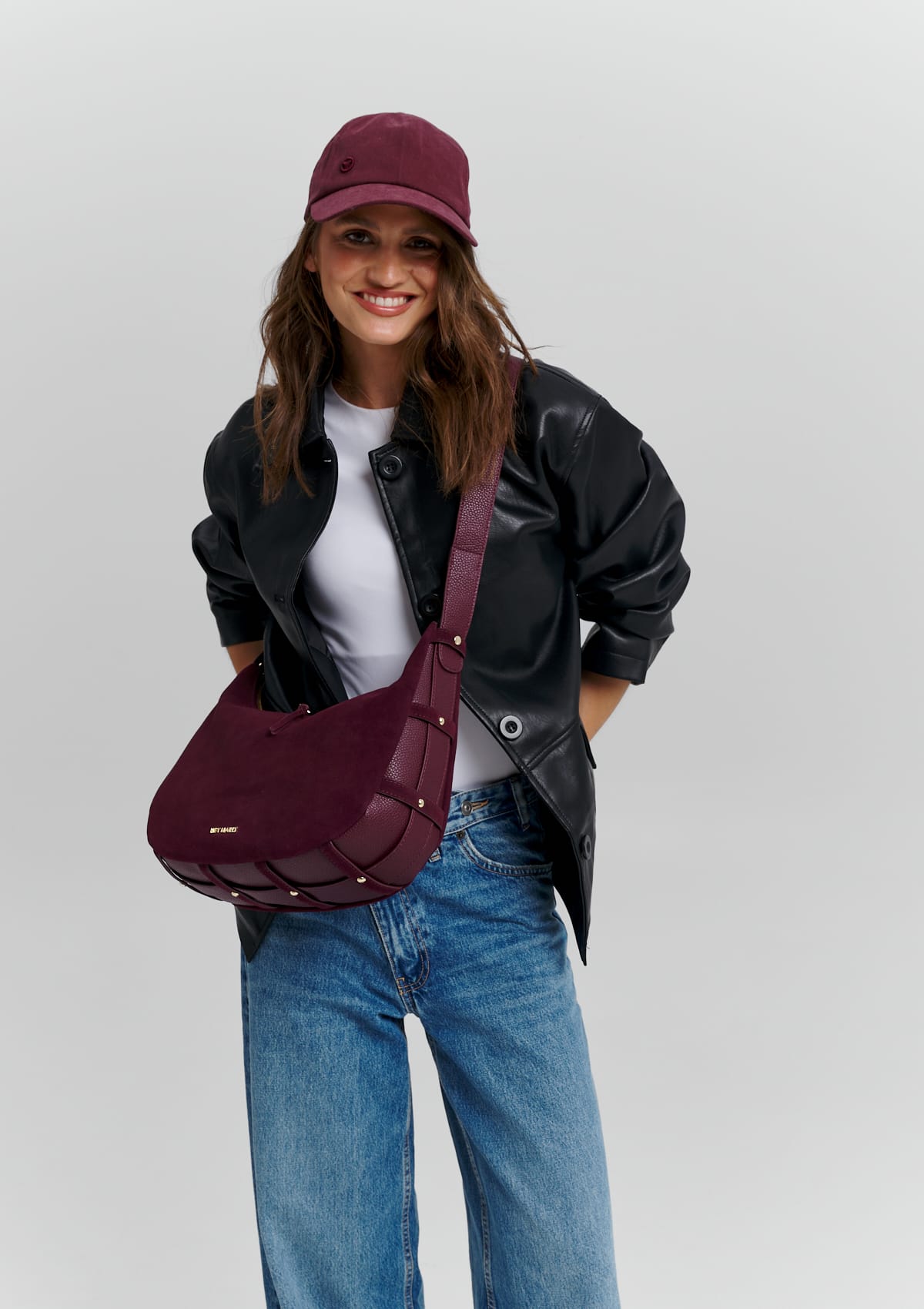Tragebild mit Model auf neutralem Hintergrund des Produktes Lifetime Sister Suede M in der Farbe Berry in der Größe M