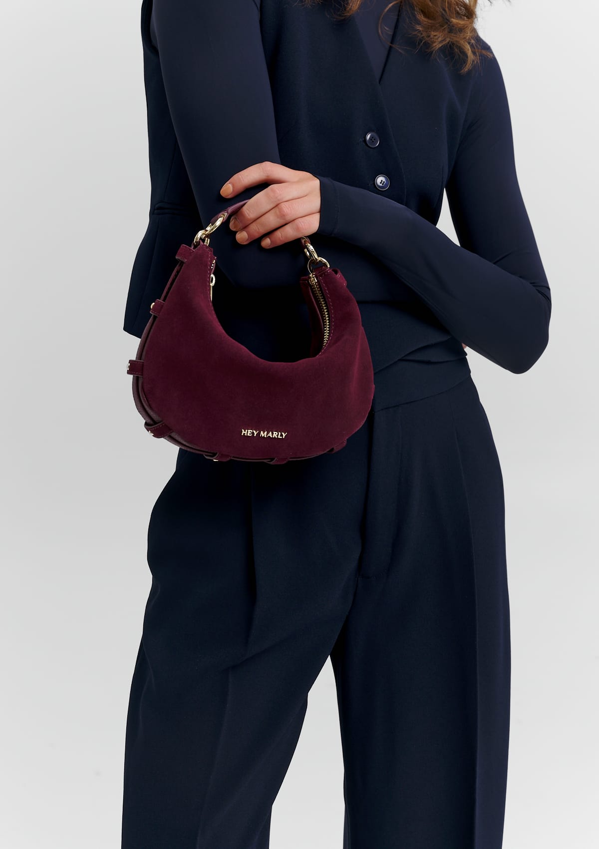 Tragebild mit Model auf neutralem Hintergrund des Produktes Lifetime Sister Suede S in der Farbe Berry in der Größe S