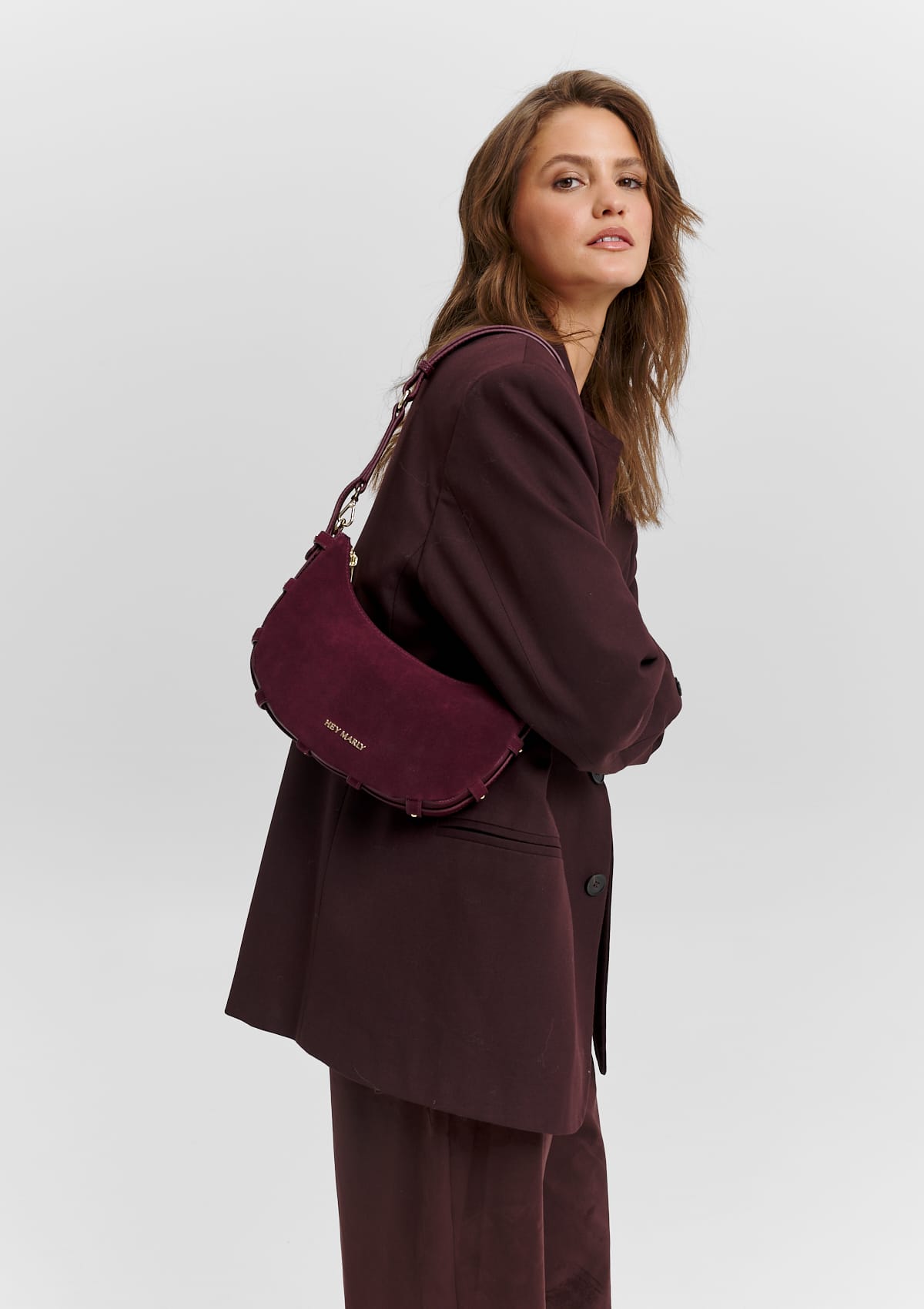 Tragebild mit Model auf neutralem Hintergrund des Produktes Lifetime Sister Suede S in der Farbe Berry in der Größe S