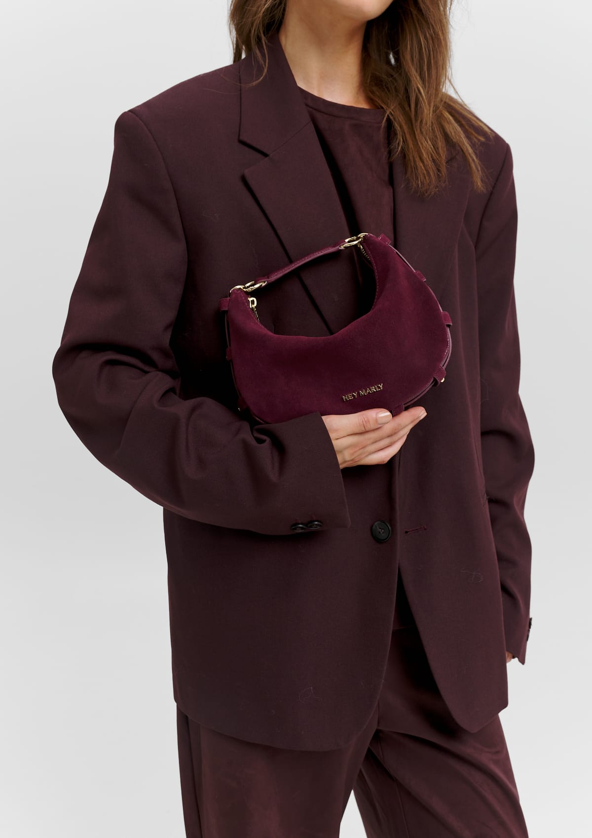 Tragebild mit Model auf neutralem Hintergrund des Produktes Lifetime Sister Suede S in der Farbe Berry in der Größe S