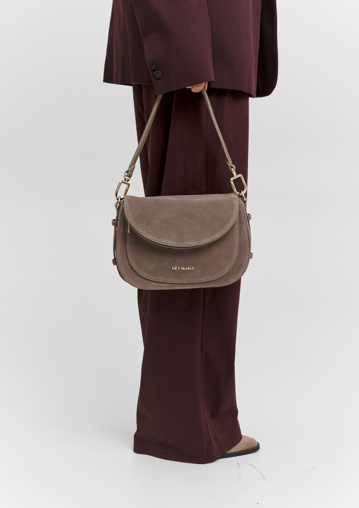 Tragebild mit Model auf neutralem Hintergrund des Produktes Big Sister Suede in der Farbe Mocha