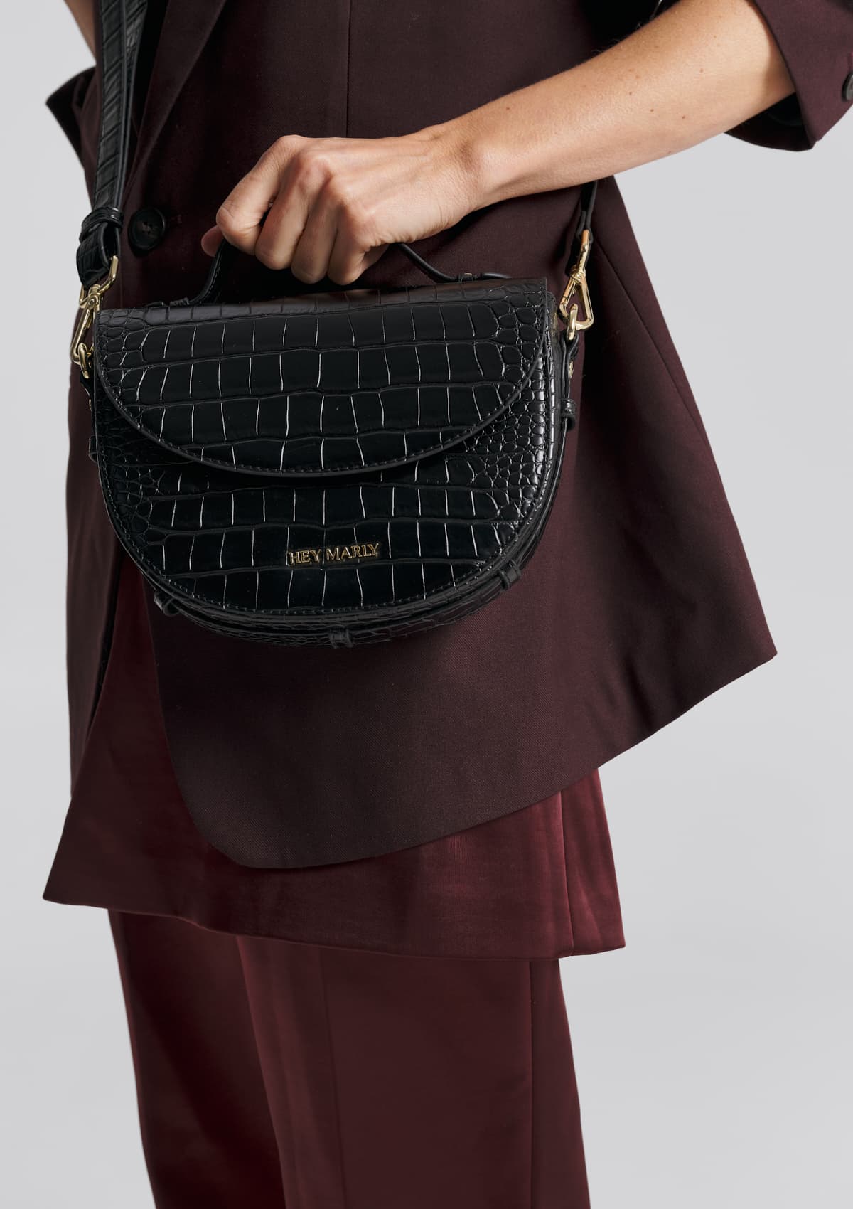 Tragebild mit Model auf neutralem Hintergrund des Produktes Soul Sister Croco in der Farbe Black