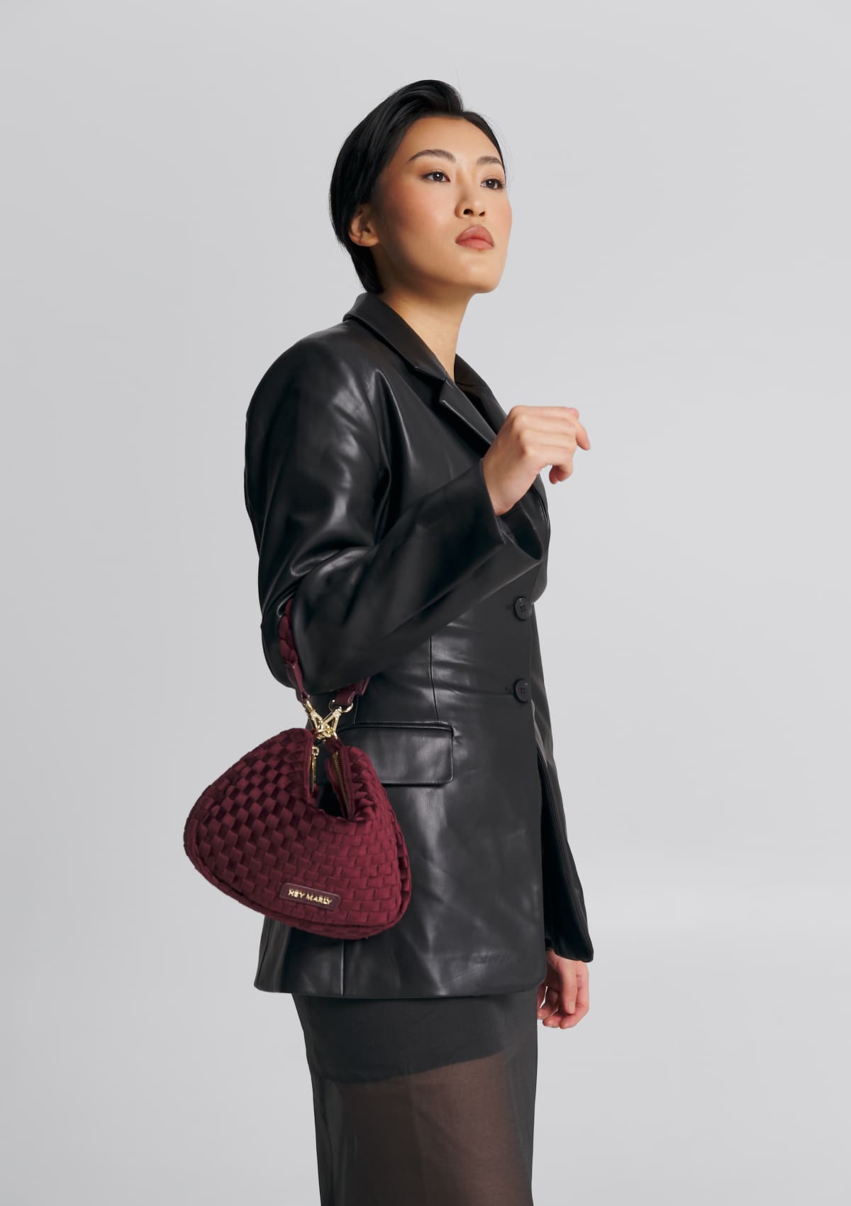 Tragebild mit Model auf neutralem Hintergrund des Produktes Lifetime Lover Velvet S in der Farbe Berry in der Größe S