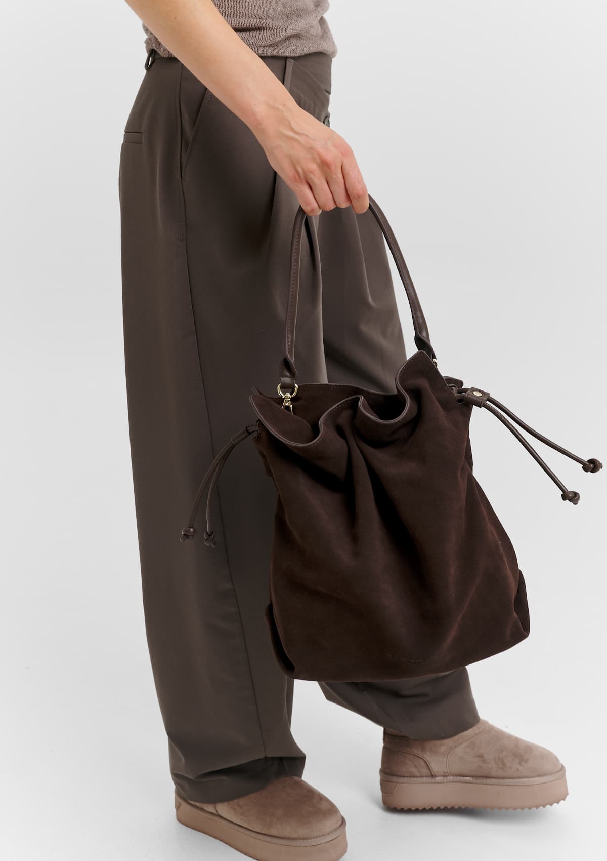Tragebild mit Model auf neutralem Hintergrund des Produktes Cool Companion Suede M in der Farbe Coffee in der Größe M