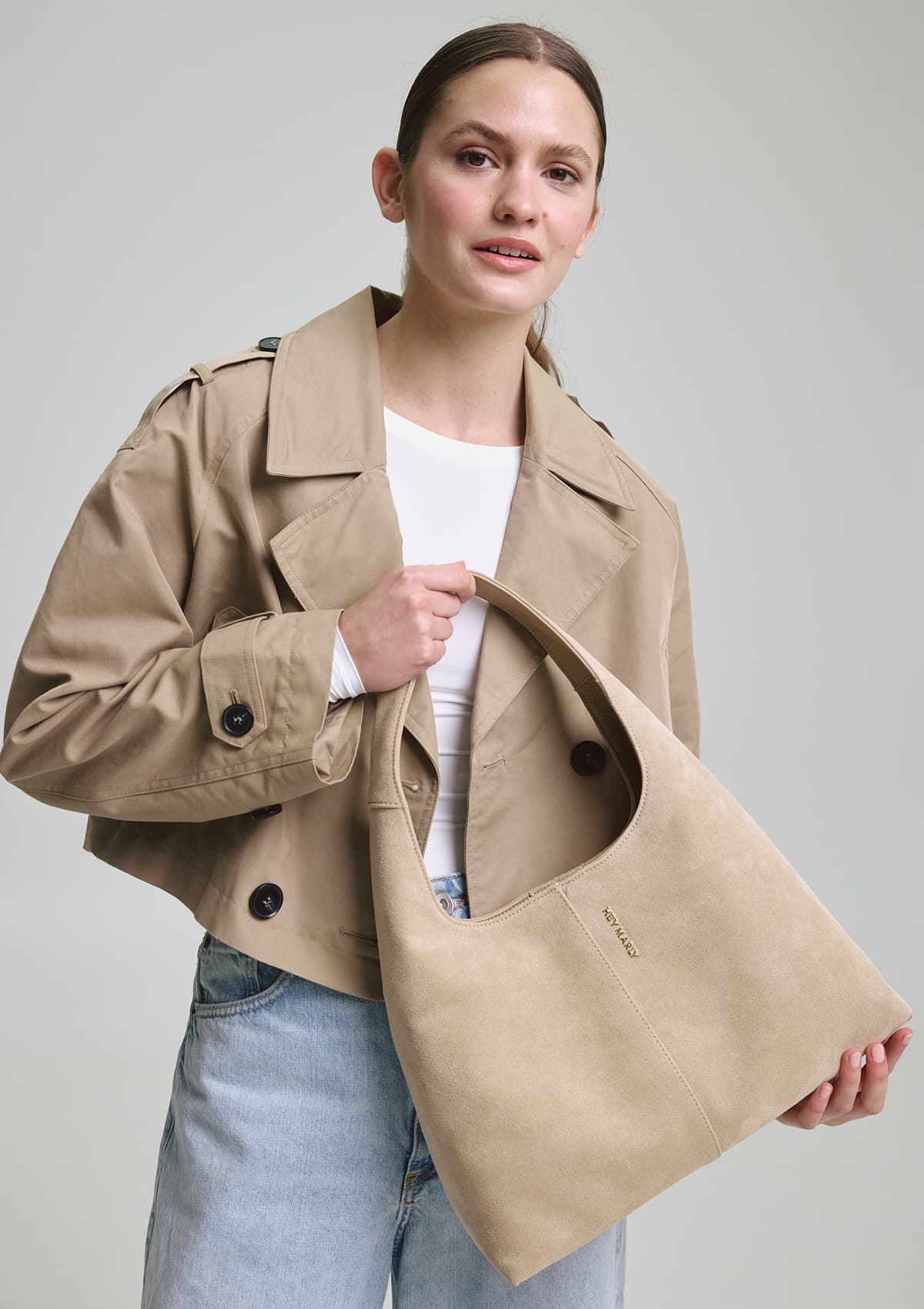 Tragebild mit Model auf neutralem Hintergrund des Produktes Alltime Lover Suede M in der Farbe Sand in der Größe M