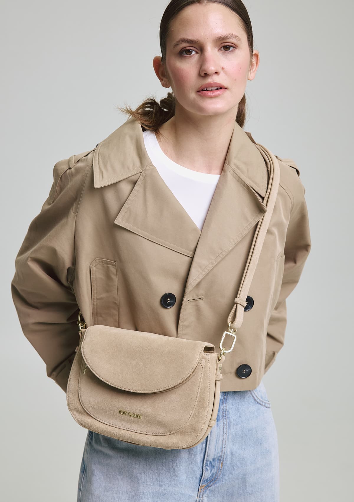 Tragebild mit Model auf neutralem Hintergrund des Produktes Big Sister Suede in der Farbe Sand