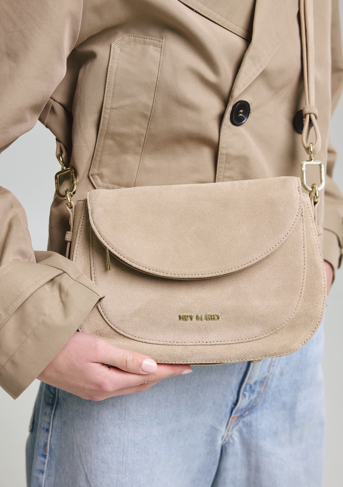 Tragebild mit Model auf neutralem Hintergrund des Produktes Big Sister Suede in der Farbe Sand