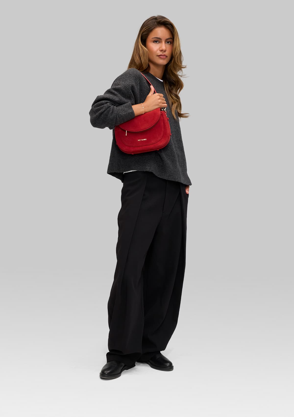 Tragebild mit Model auf neutralem Hintergrund des Produktes Big Sister Suede in der Farbe Red