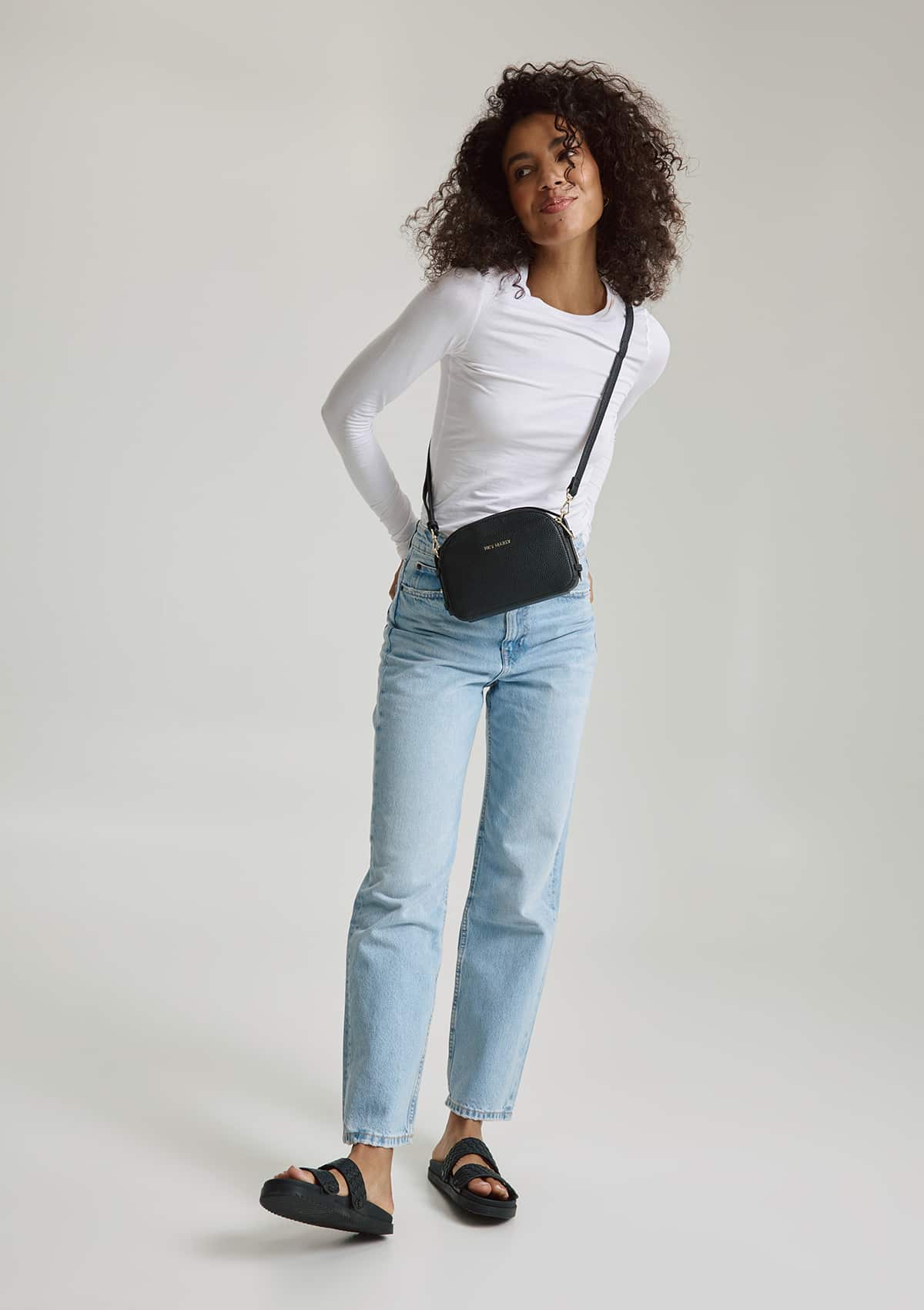 Tragebild mit Model auf neutralem Hintergrund des Produktes Style Mate in der Farbe Black