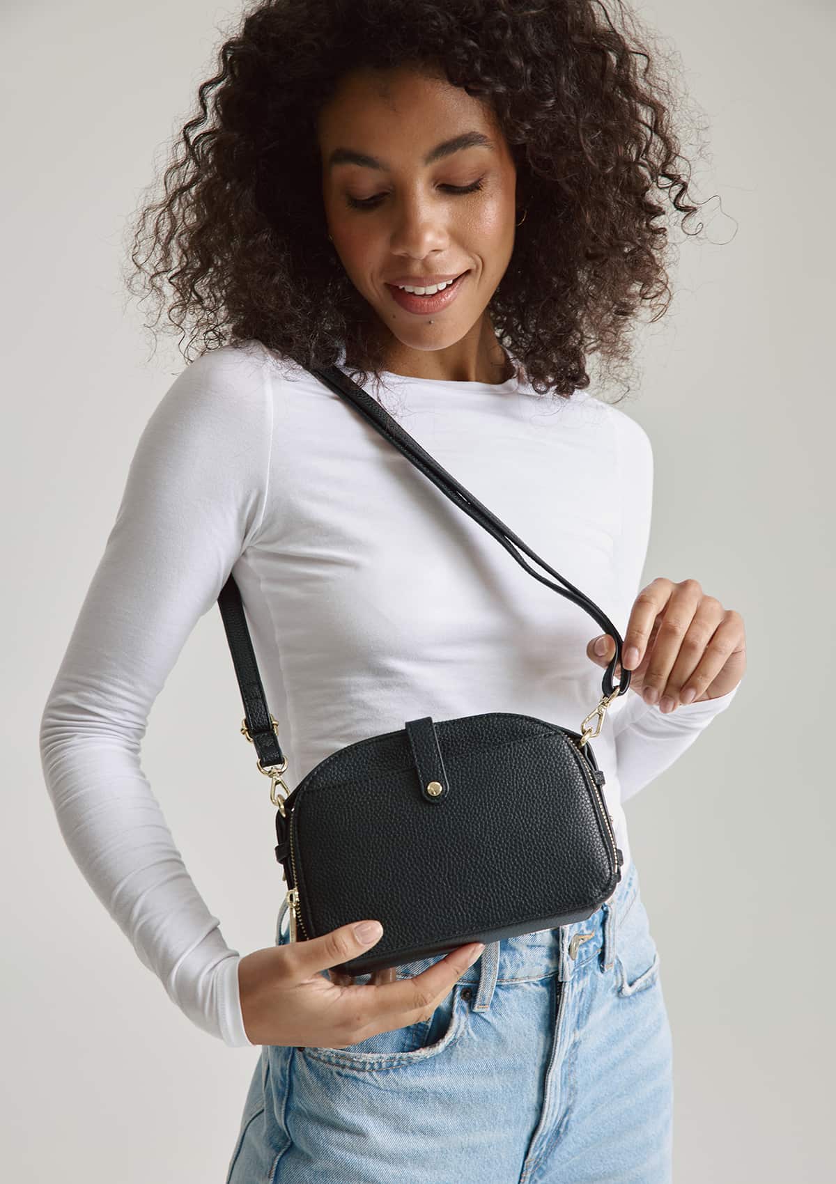 Tragebild mit Model auf neutralem Hintergrund des Produktes Style Mate in der Farbe Black