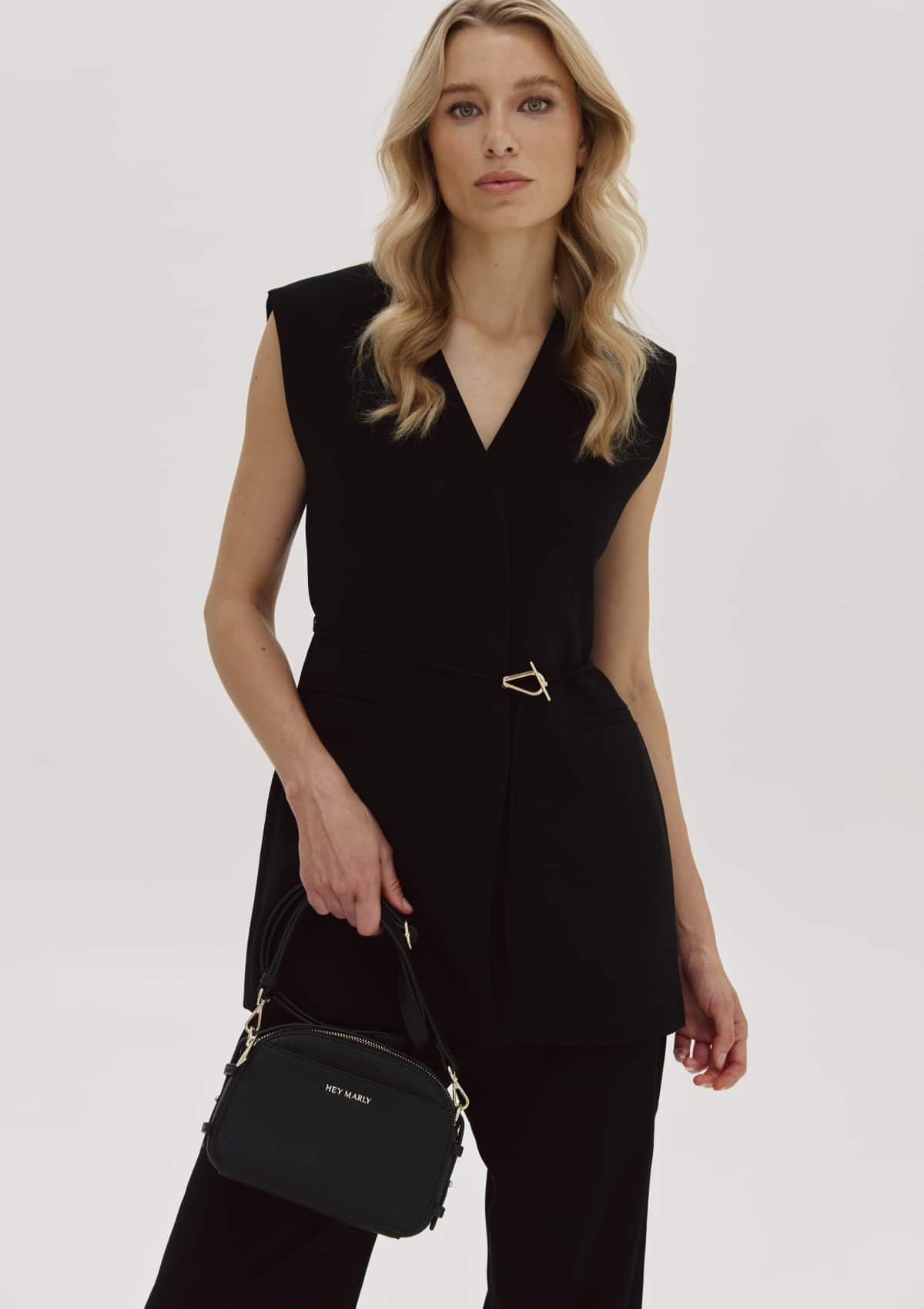 Tragebild mit Model auf neutralem Hintergrund des Produktes Style Mate in der Farbe Black