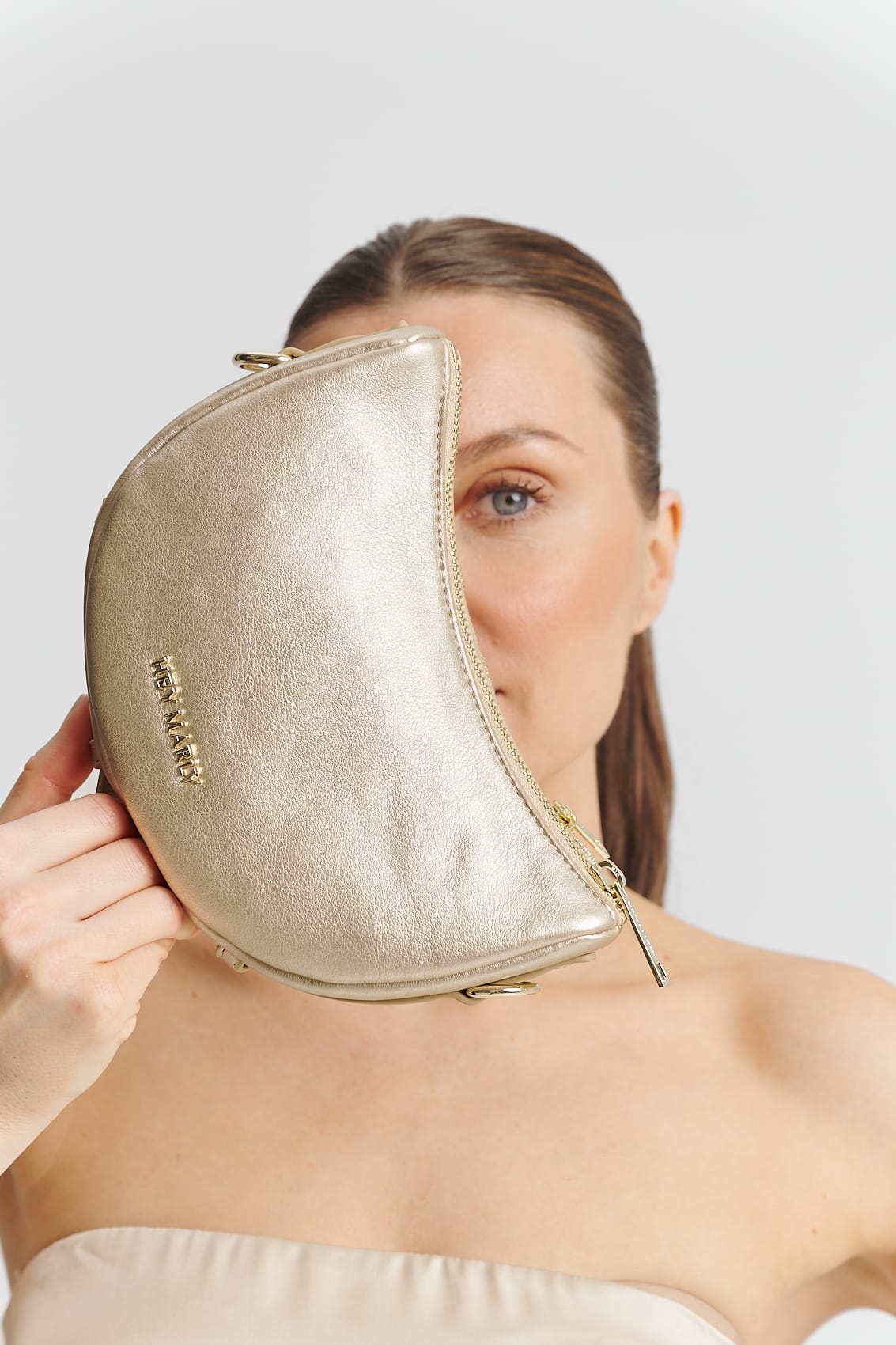 Tragebild mit Model auf neutralem Hintergrund des Produktes Sporty Sister in der Farbe Gold