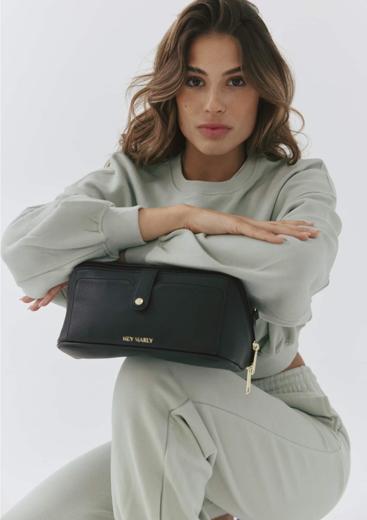 Tragebild mit Model auf neutralem Hintergrund des Produktes Travel Wonder in der Farbe Black