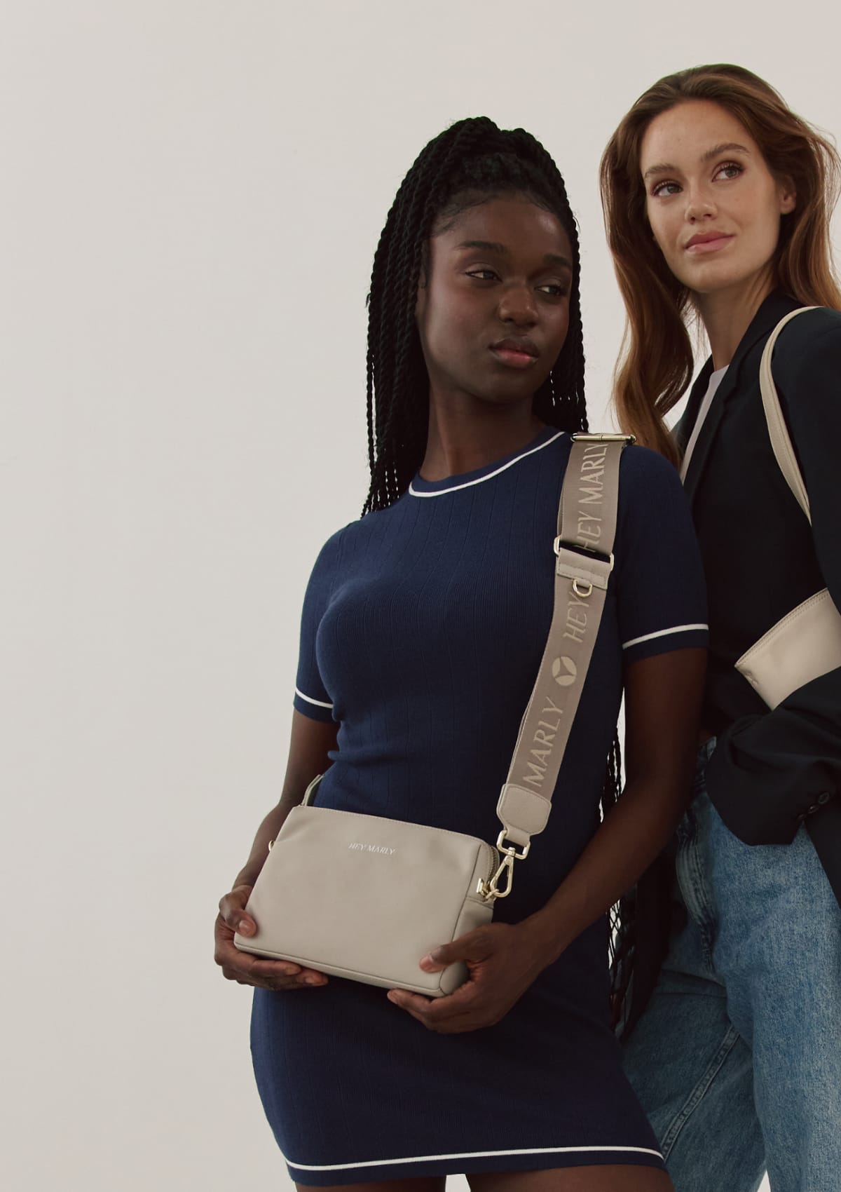Tragebild mit Model auf neutralem Hintergrund des Produktes Signature Strap in der Farbe Greige