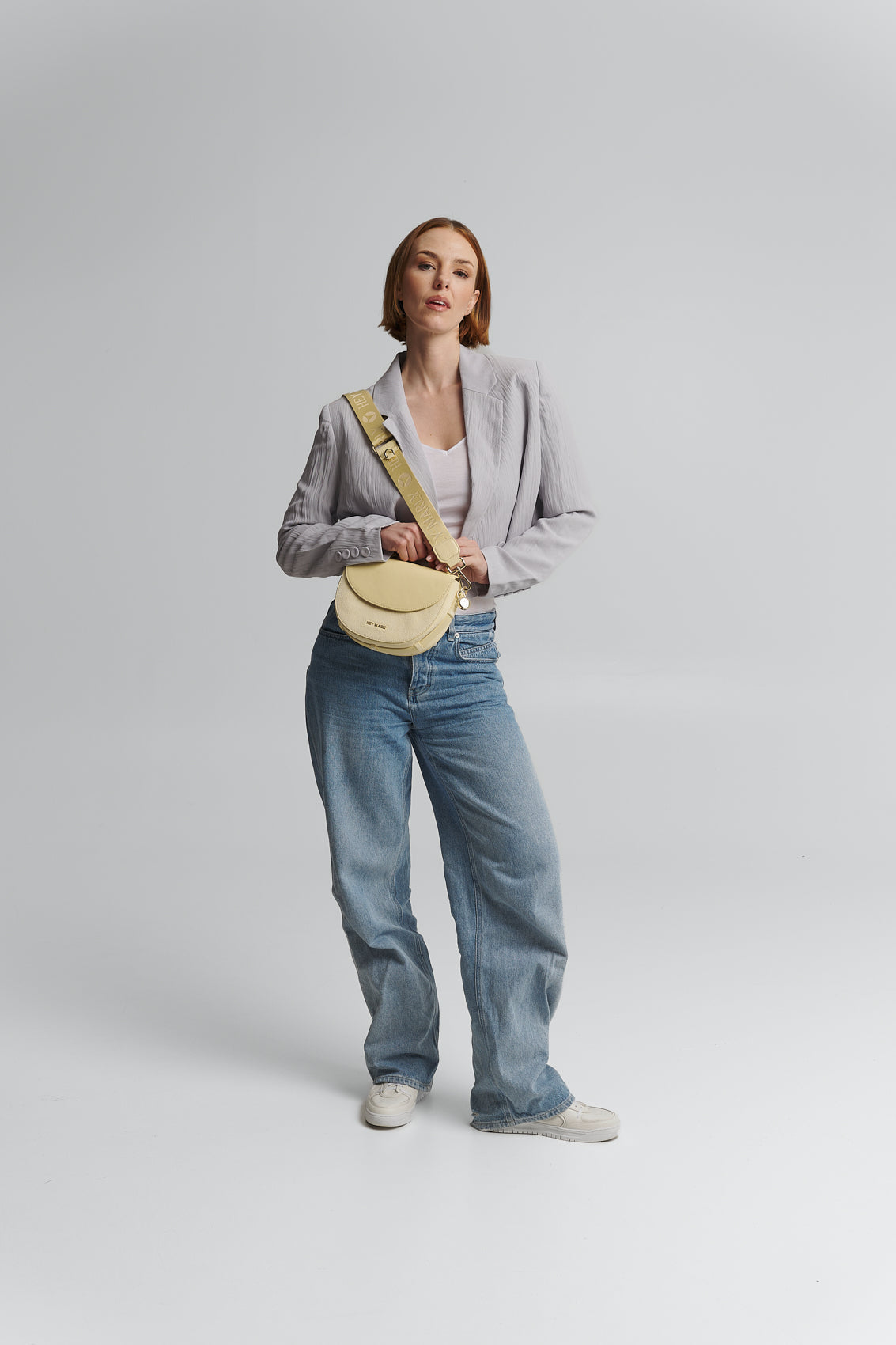 Tragebild mit Model auf neutralem Hintergrund des Produktes Signature Strap in der Farbe Yellow Light
