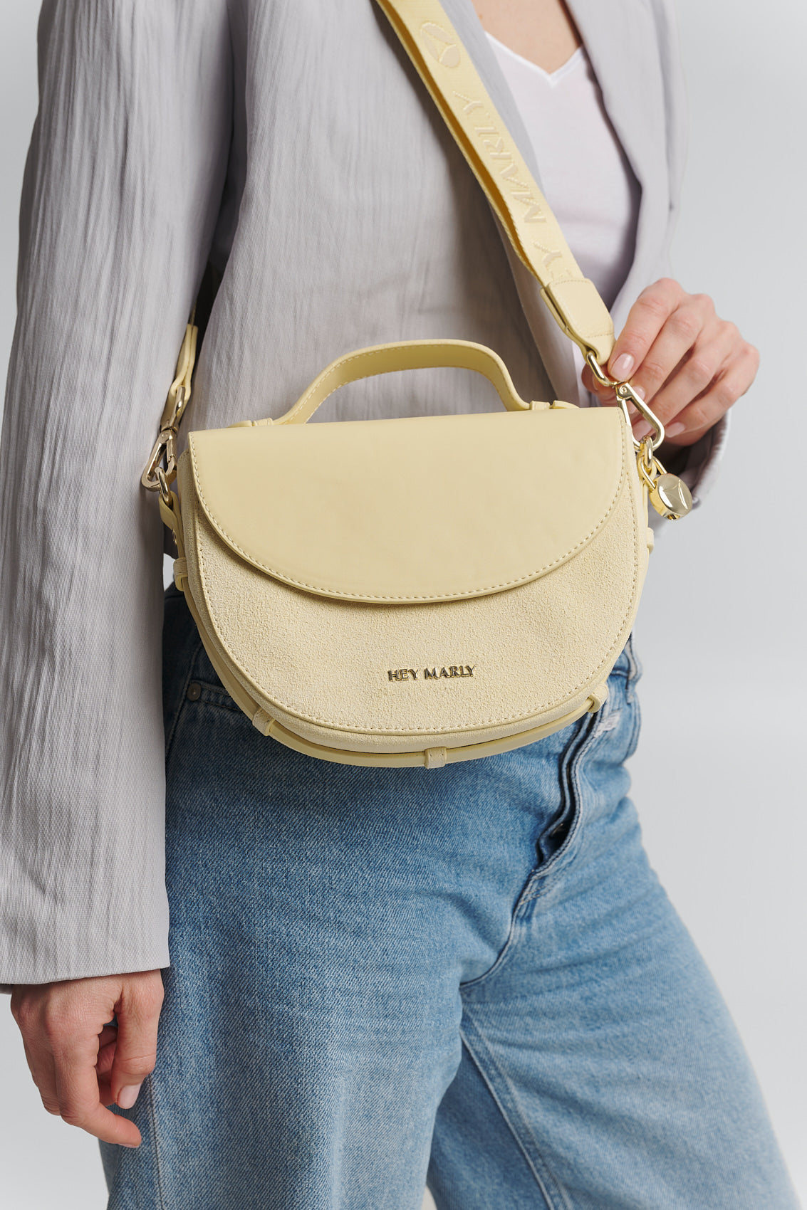 Tragebild mit Model auf neutralem Hintergrund des Produktes Signature Strap in der Farbe Yellow Light