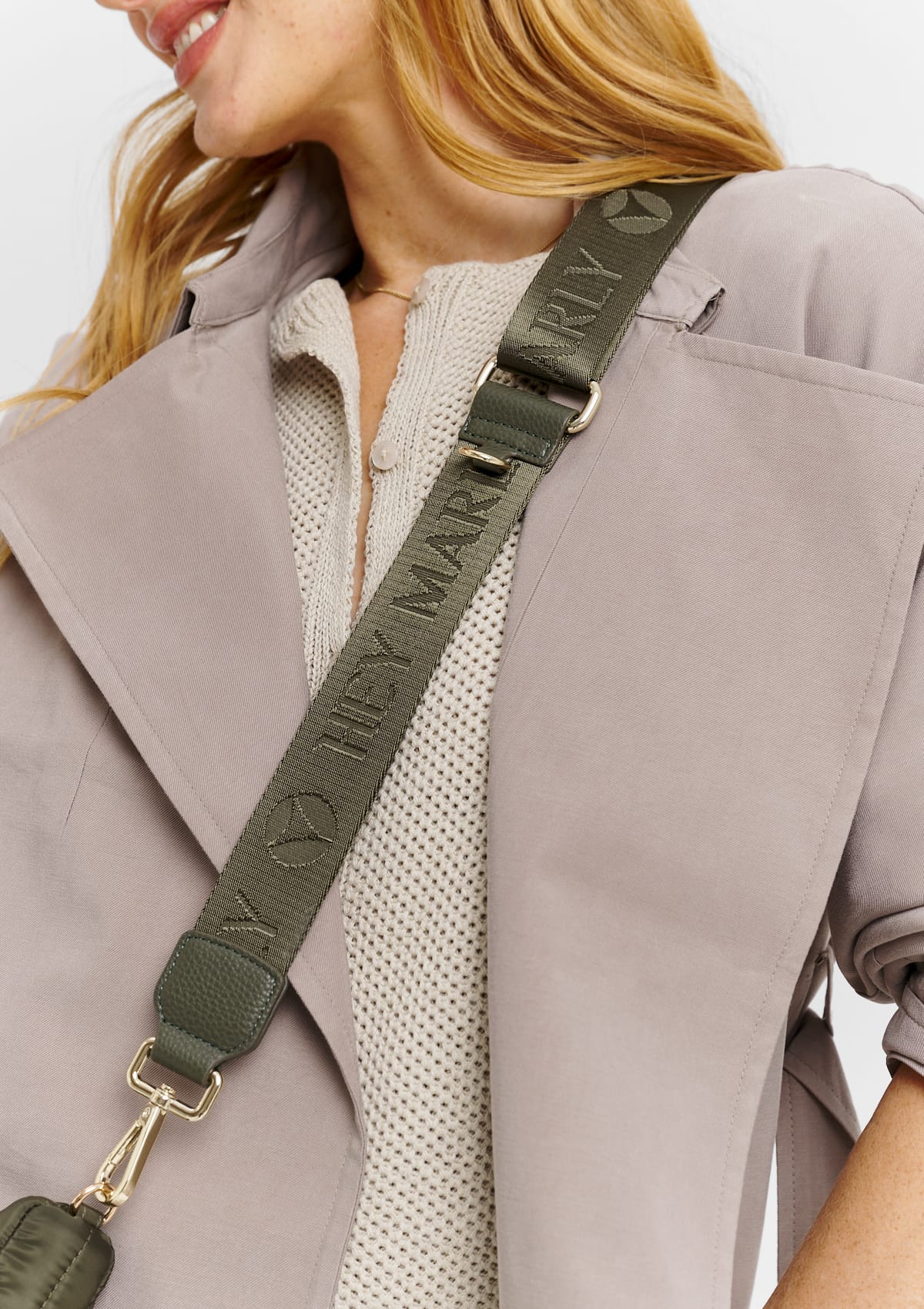 Tragebild mit Model auf neutralem Hintergrund des Produktes Signature Strap in der Farbe Forest