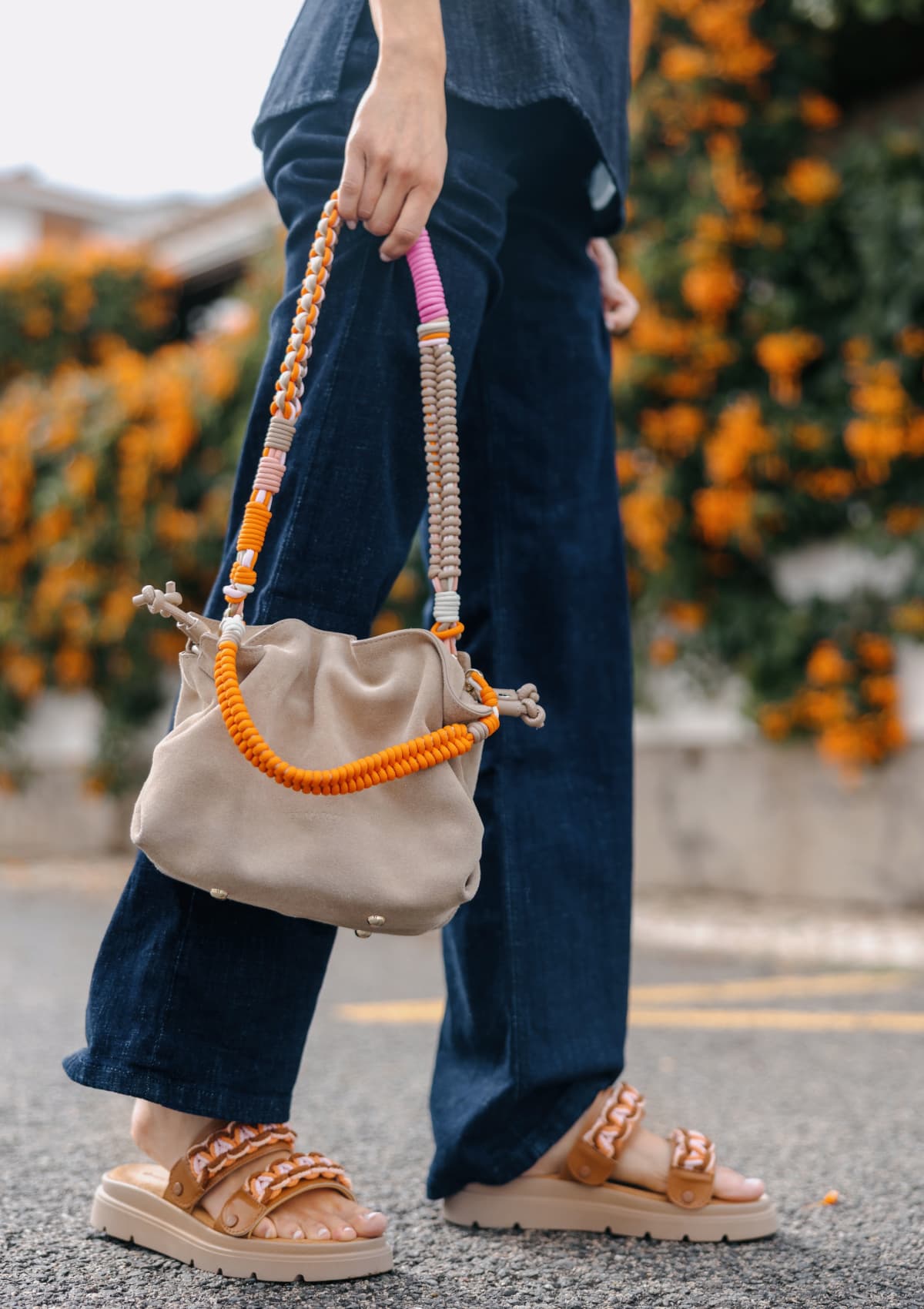 Tragebild mit Model auf neutralem Hintergrund des Produktes Nautic Strap in der Farbe Cognac-Orange