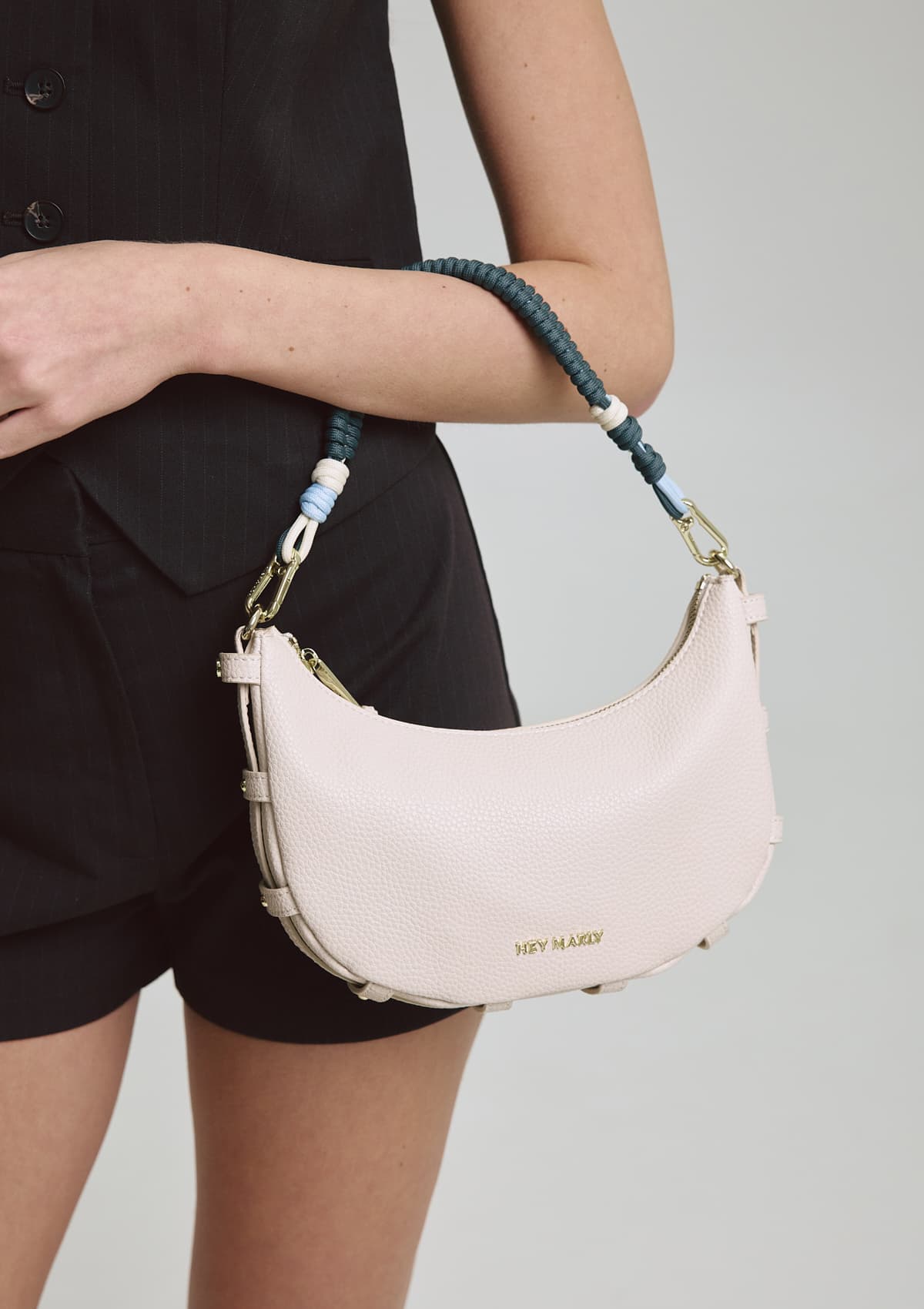 Tragebild mit Model auf neutralem Hintergrund des Produktes Nautic Strap in der Farbe Crema-Teal