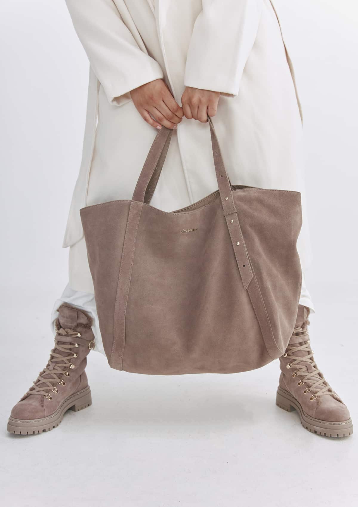 Tragebild mit Model auf neutralem Hintergrund des Produktes Pretty Wonder Suede L in der Farbe Mocha in der Größe L