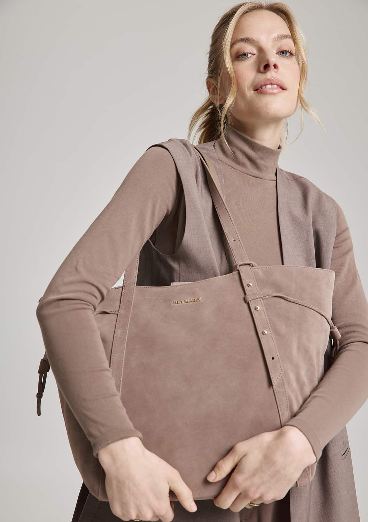 Tragebild mit Model auf neutralem Hintergrund des Produktes Pretty Wonder Suede M in der Farbe Mocha in der Größe M