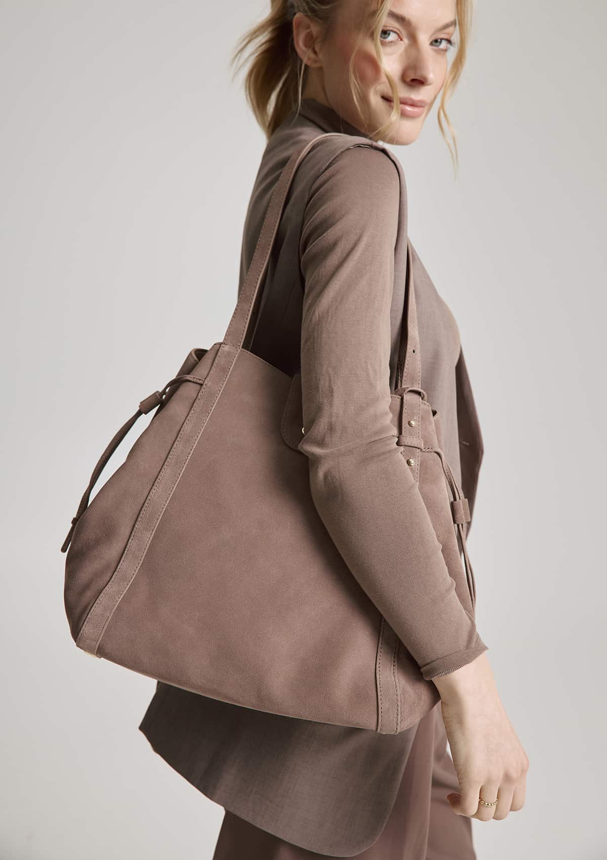 Tragebild mit Model auf neutralem Hintergrund des Produktes Pretty Wonder Suede M in der Farbe Mocha in der Größe M