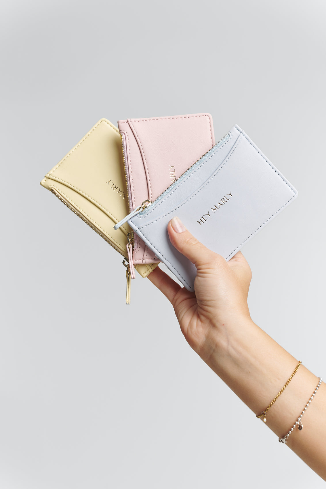 Tragebild mit Model auf neutralem Hintergrund des Produktes Card Coin Wallet in der Farbe Yellow Light