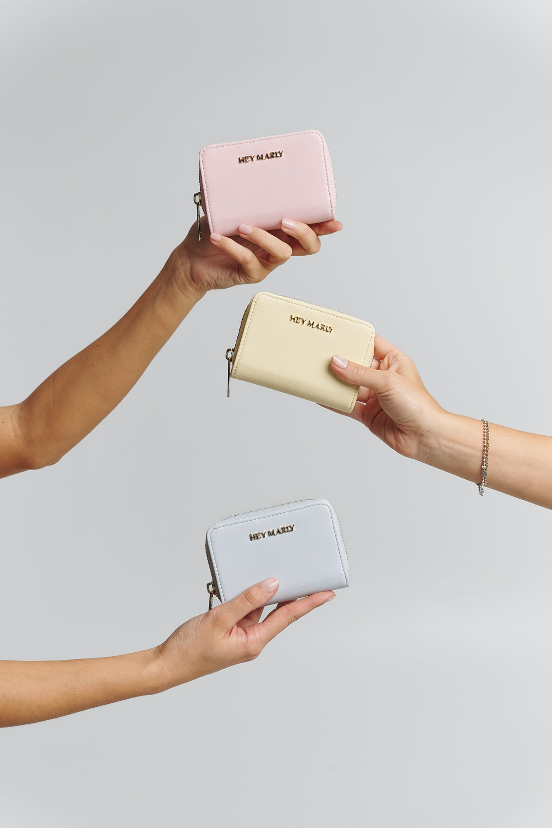 Tragebild mit Model auf neutralem Hintergrund des Produktes Sleek Petite in der Farbe Rose Light