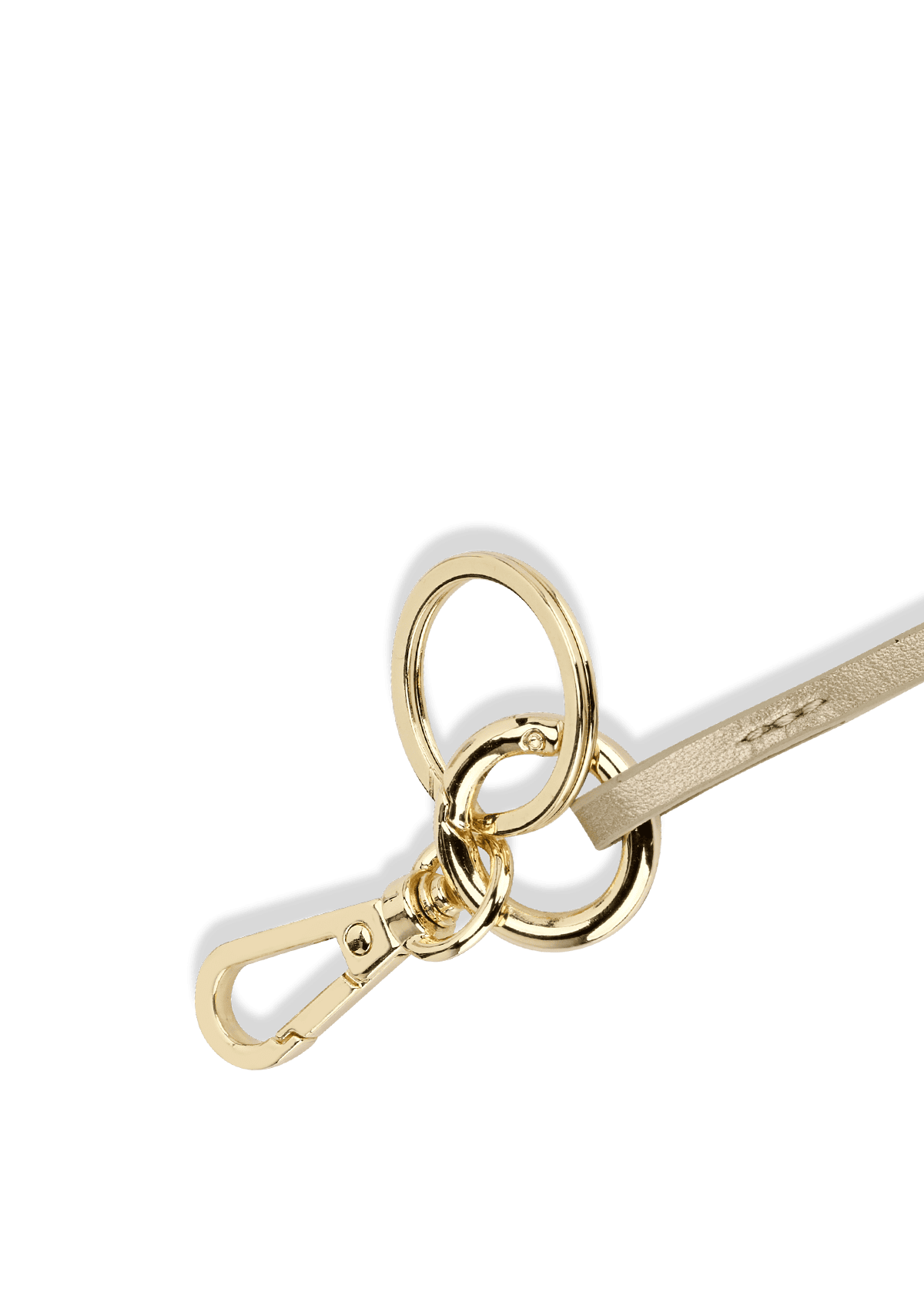 Seitenansicht auf neutralem Hintergrund des Produktes Star Tassle Charm in der Farbe Gold